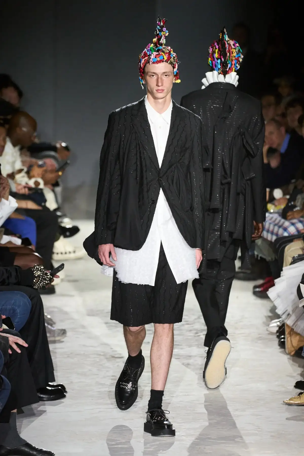Comme des Garçons Homme Plus Printemps 2025, une célébration de la lumière et de la transgression