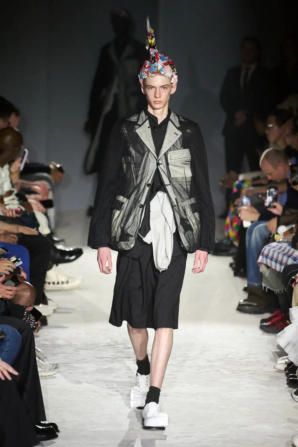 Comme des Garçons Homme Plus Printemps 2025, une célébration de la lumière et de la transgression