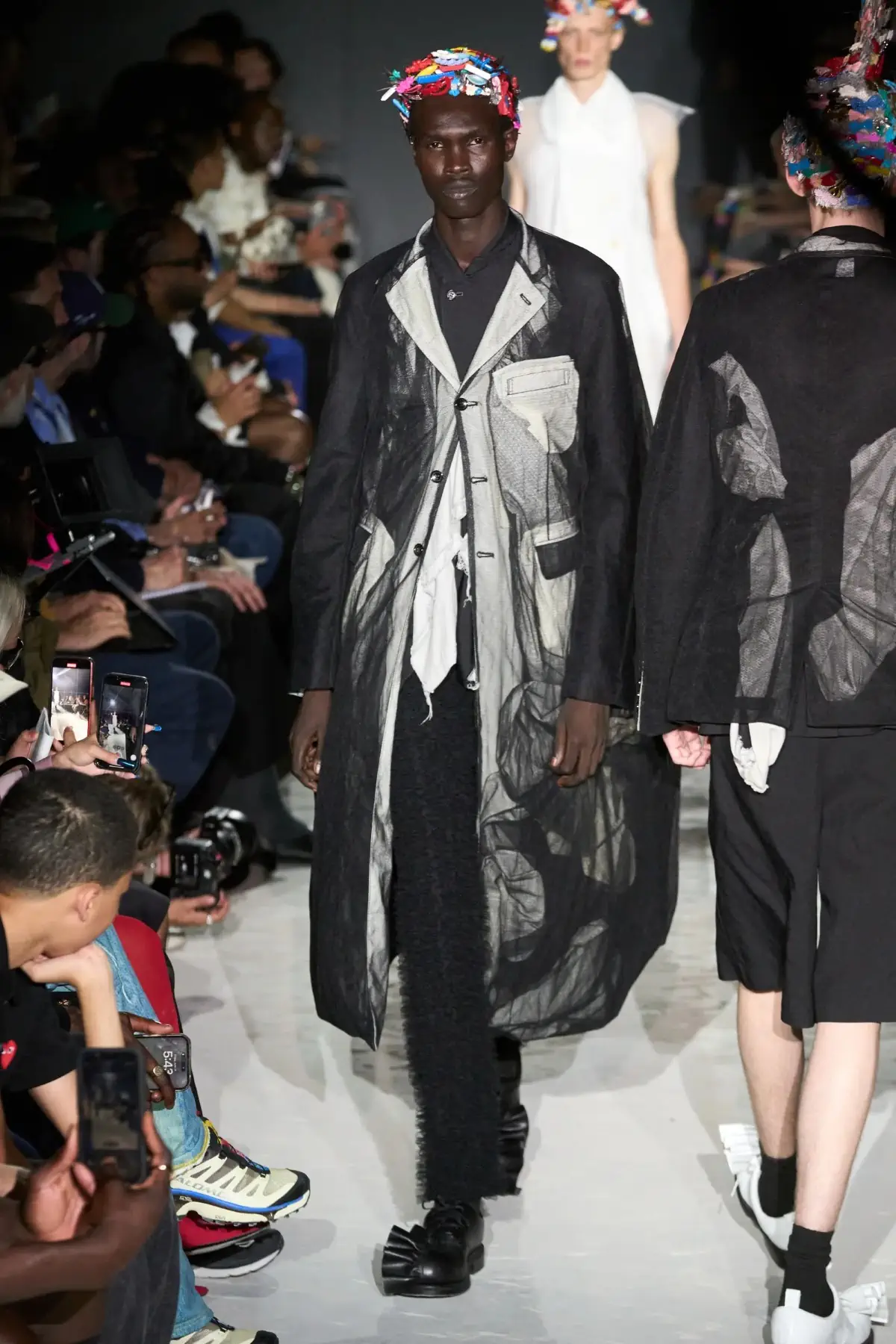 Comme des Garçons Homme Plus Printemps 2025, une célébration de la lumière et de la transgression