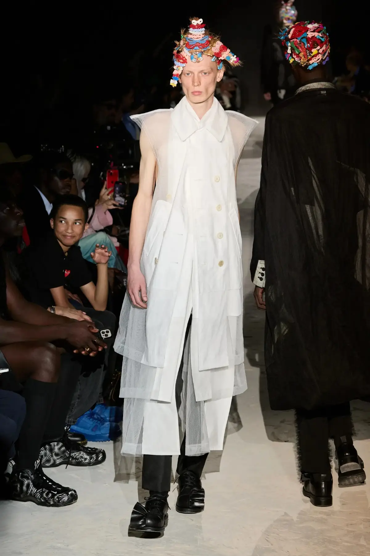 Comme des Garçons Homme Plus Printemps 2025, une célébration de la lumière et de la transgression