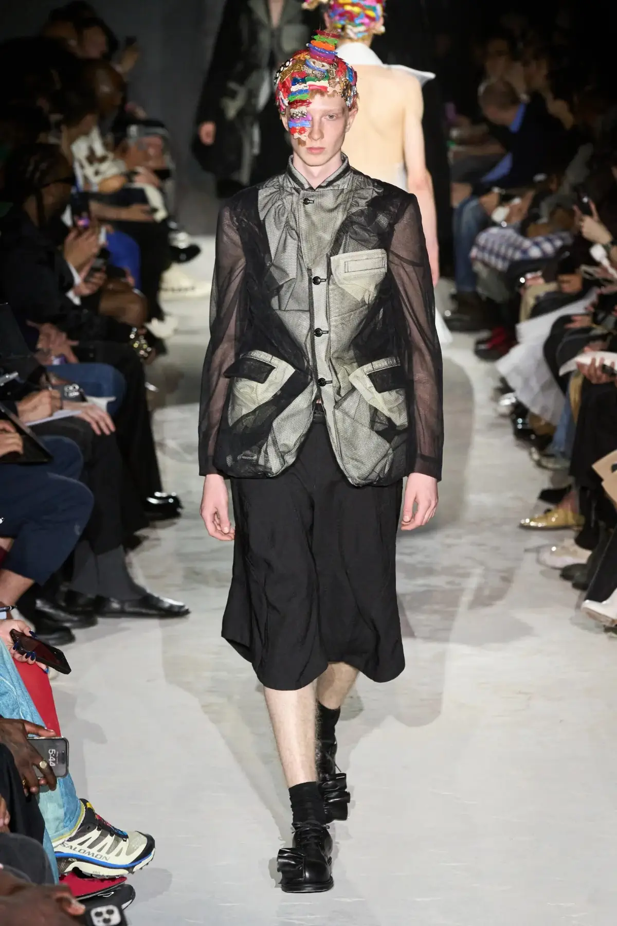 Comme des Garçons Homme Plus Printemps 2025, une célébration de la lumière et de la transgression