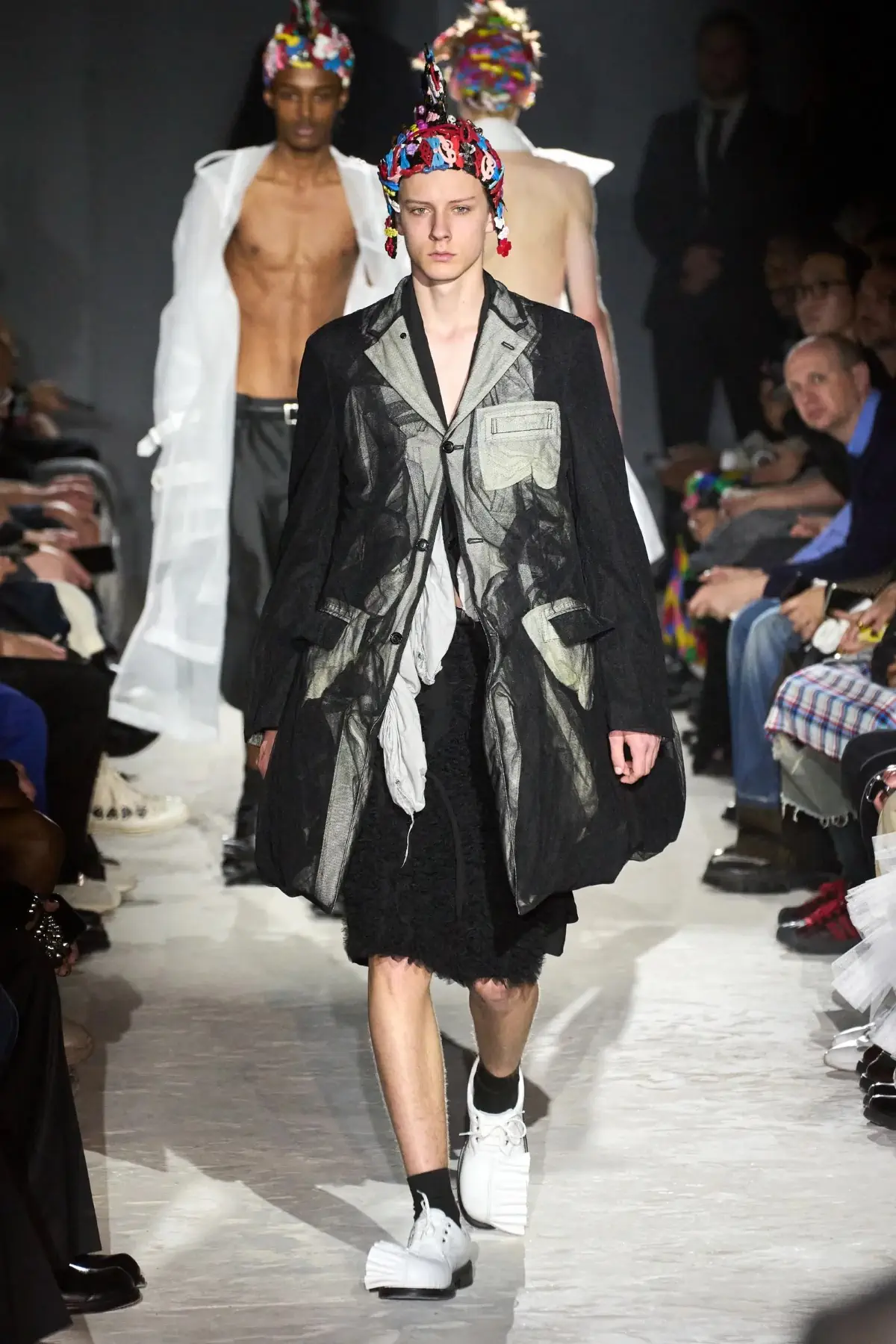 Comme des Garçons Homme Plus Printemps 2025, une célébration de la lumière et de la transgression