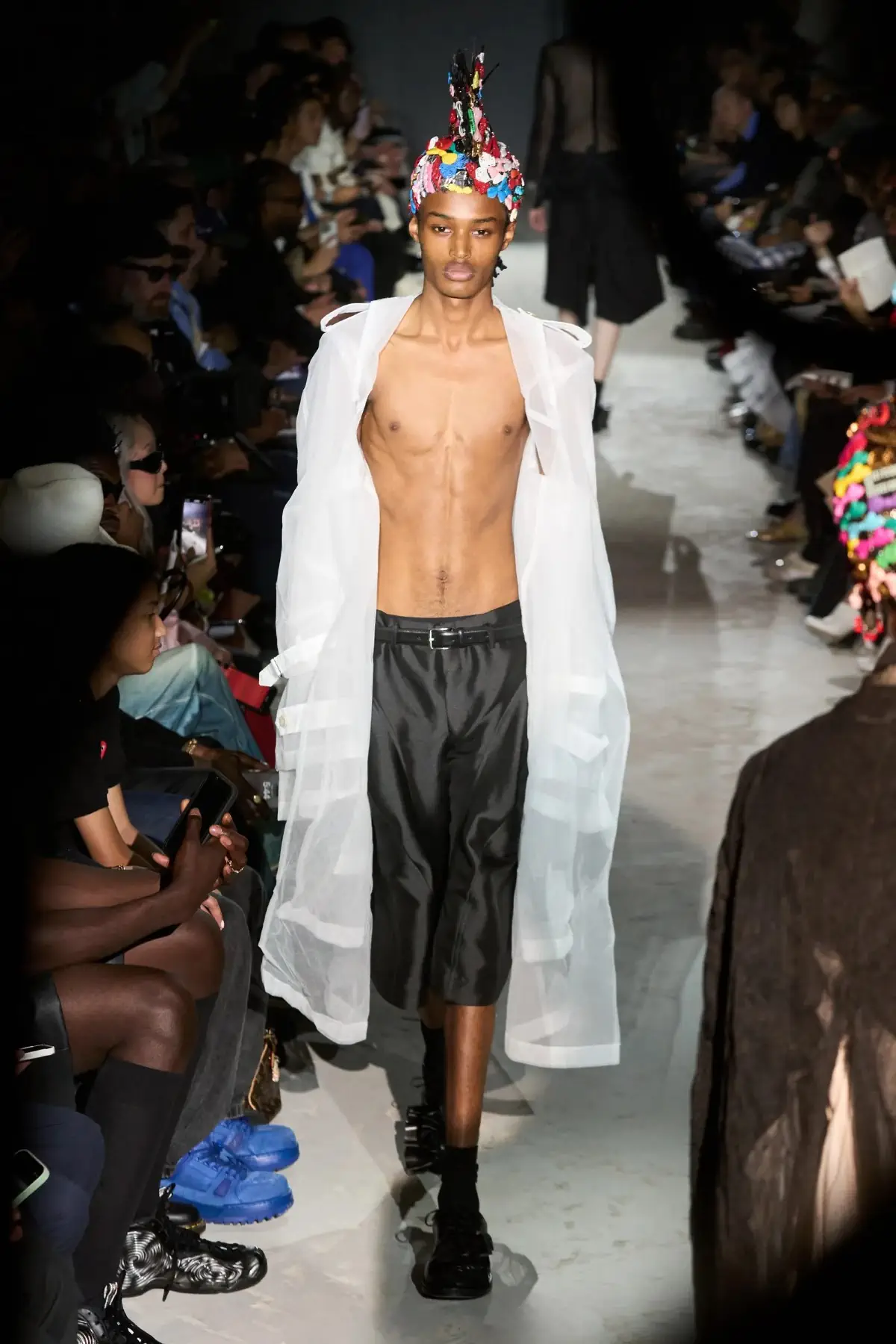 Comme des Garçons Homme Plus Printemps 2025, une célébration de la lumière et de la transgression