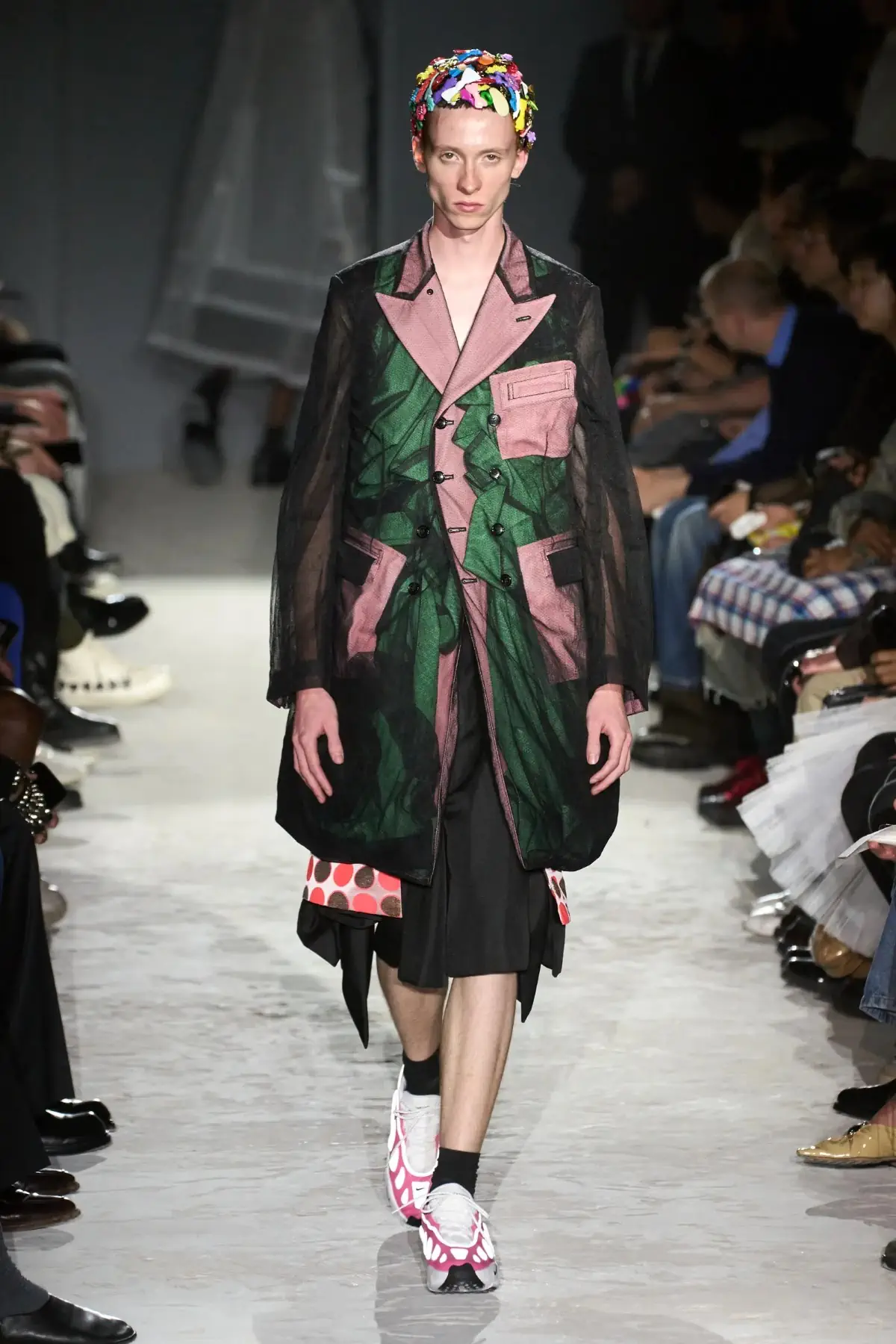 Comme des Garçons Homme Plus Printemps 2025, une célébration de la lumière et de la transgression