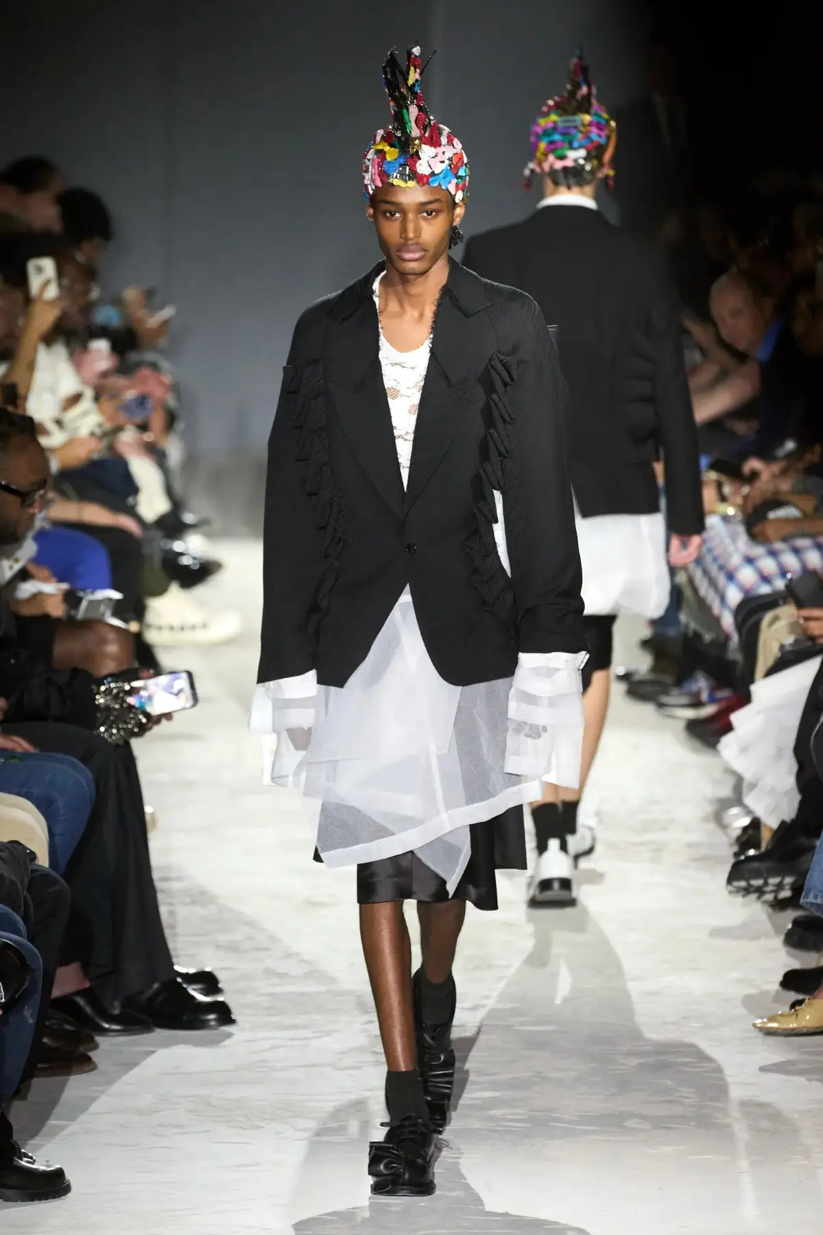 Comme des Garçons Homme Plus Printemps 2025, une célébration de la lumière et de la transgression