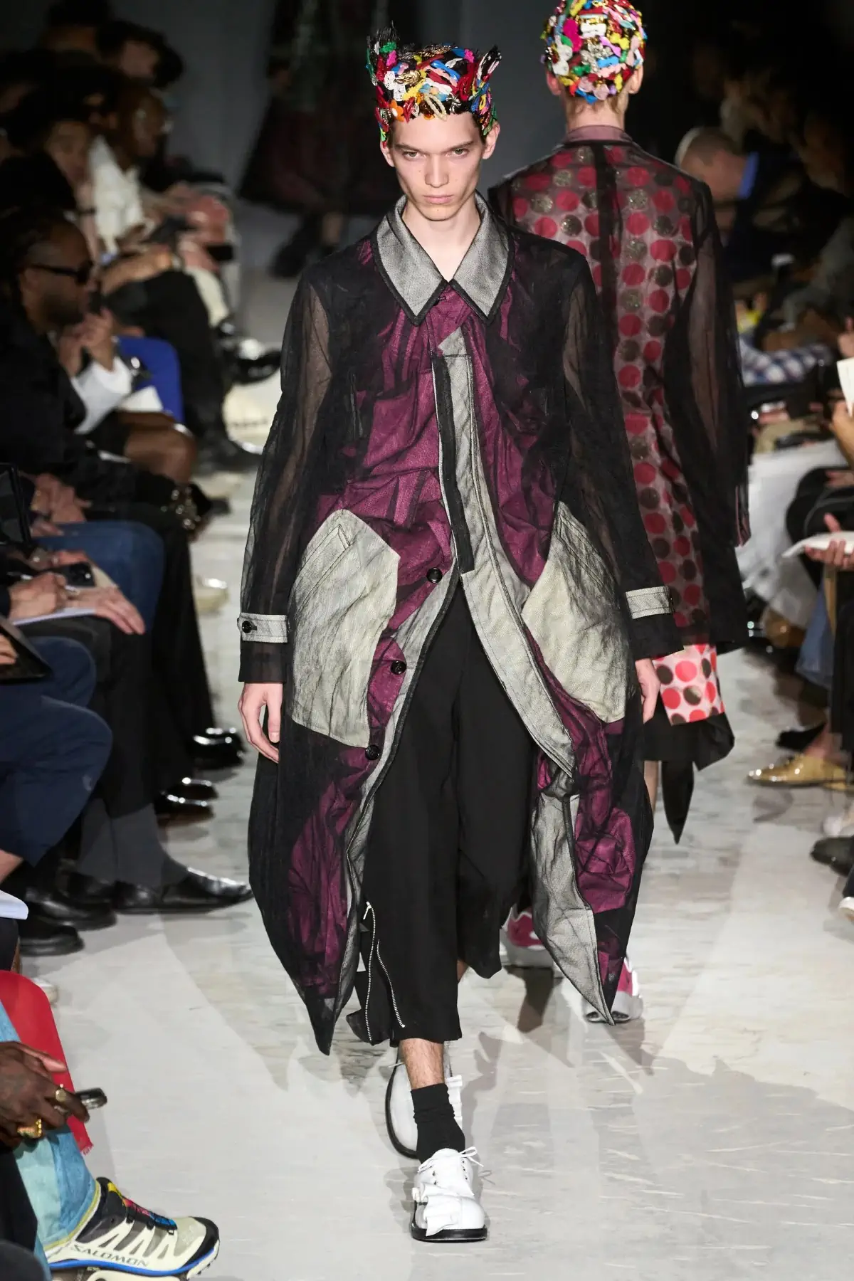 Comme des Garçons Homme Plus Printemps 2025, une célébration de la lumière et de la transgression