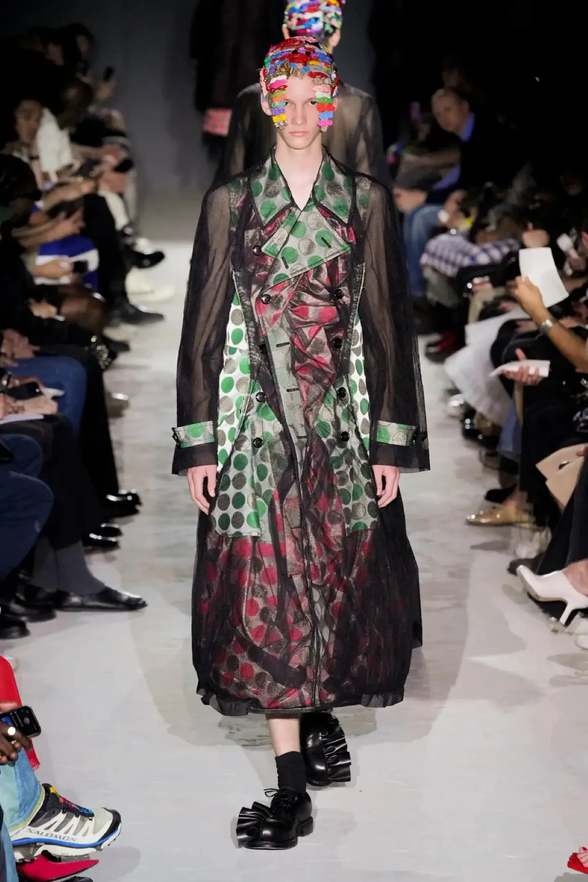 Comme des Garçons Homme Plus Printemps 2025, une célébration de la lumière et de la transgression