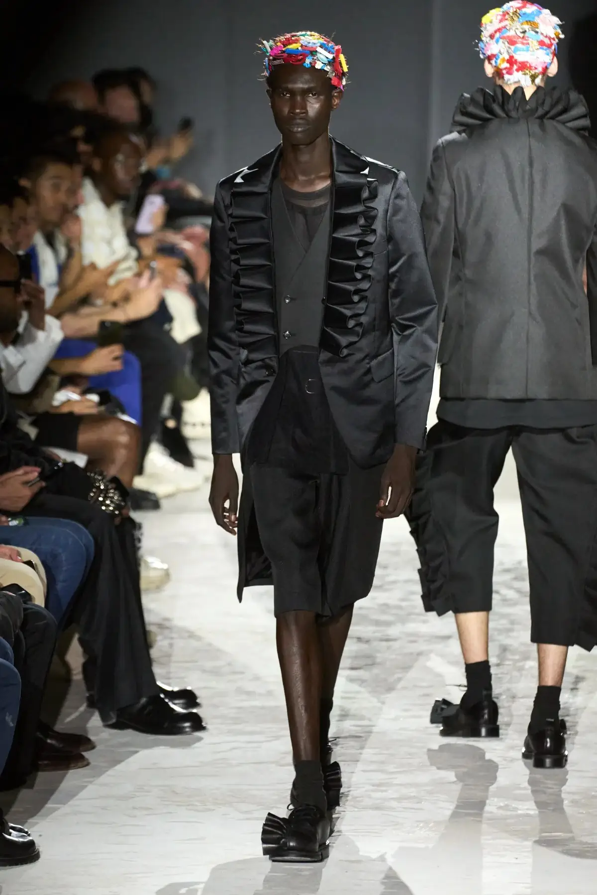 Comme des Garçons Homme Plus Printemps 2025, une célébration de la lumière et de la transgression