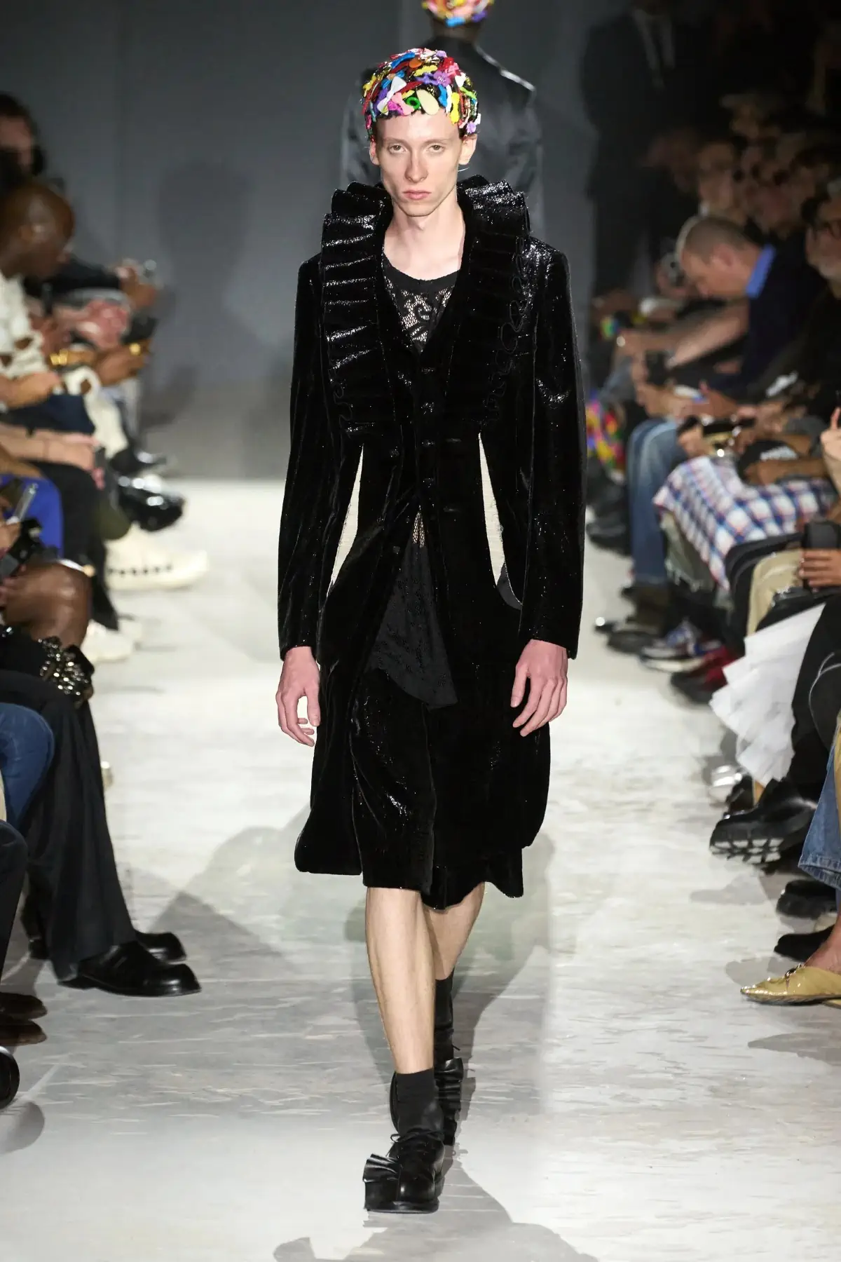 Comme des Garçons Homme Plus Printemps 2025, une célébration de la lumière et de la transgression