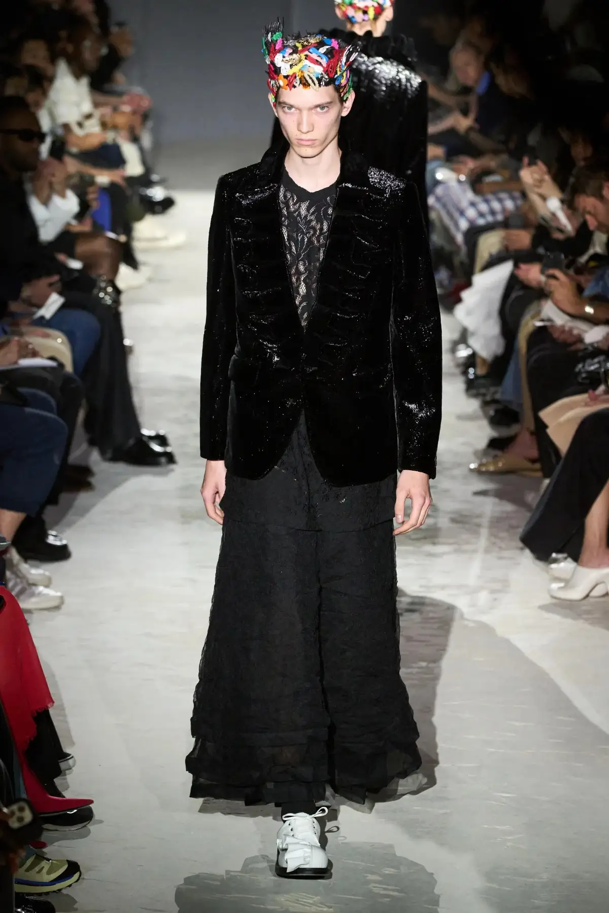 Comme des Garçons Homme Plus Printemps 2025, une célébration de la lumière et de la transgression