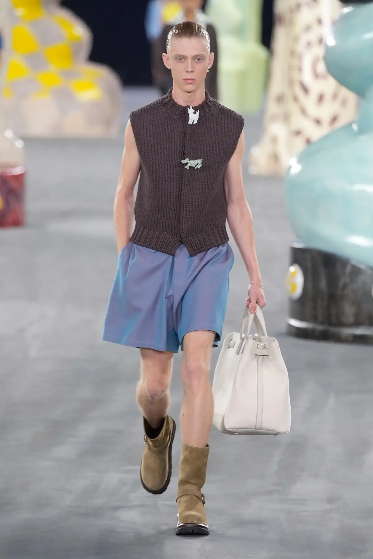 Kim Jones emmène DIOR Men en safari à travers l'artisanat et la camaraderie