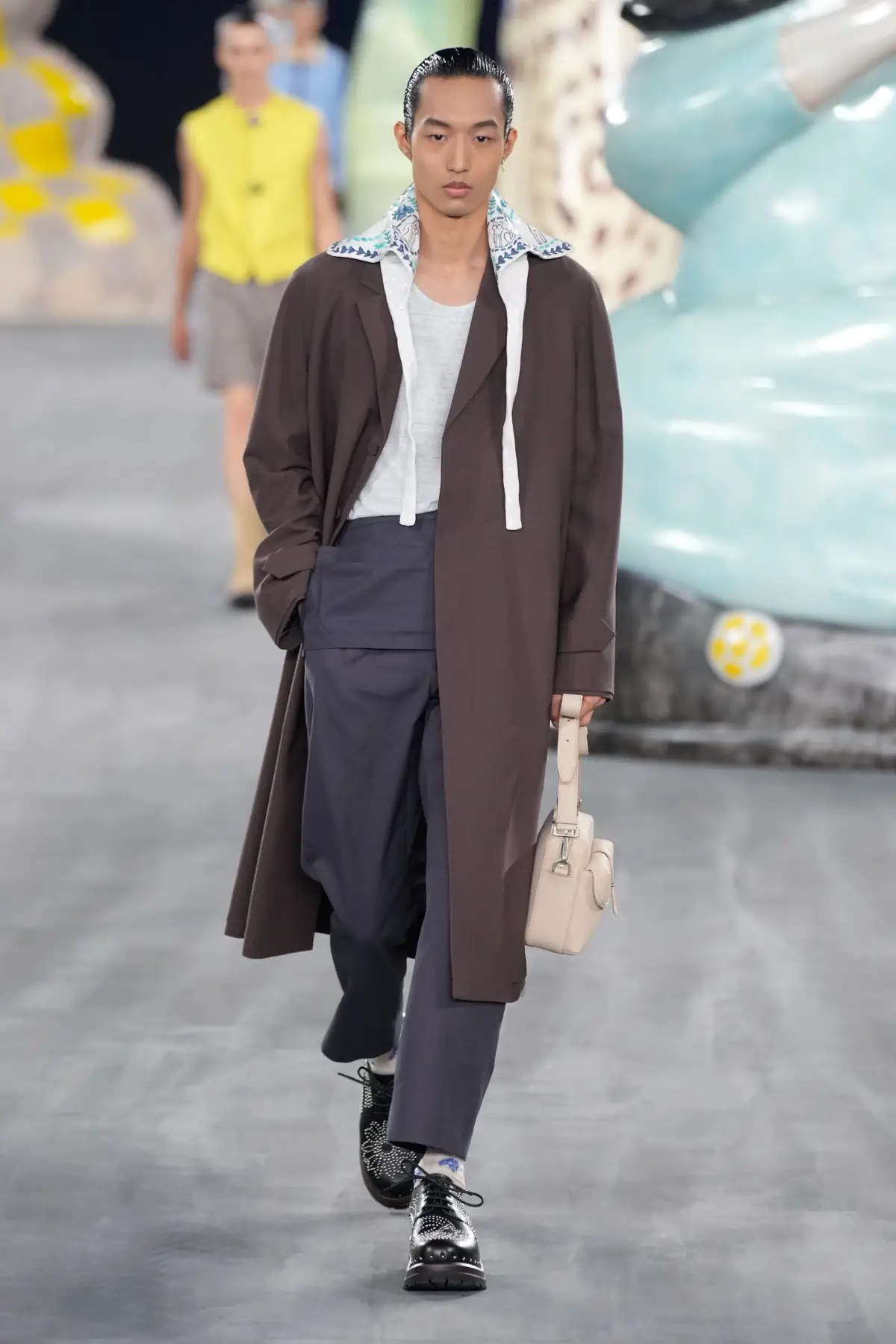 Kim Jones emmène DIOR Men en safari à travers l'artisanat et la camaraderie