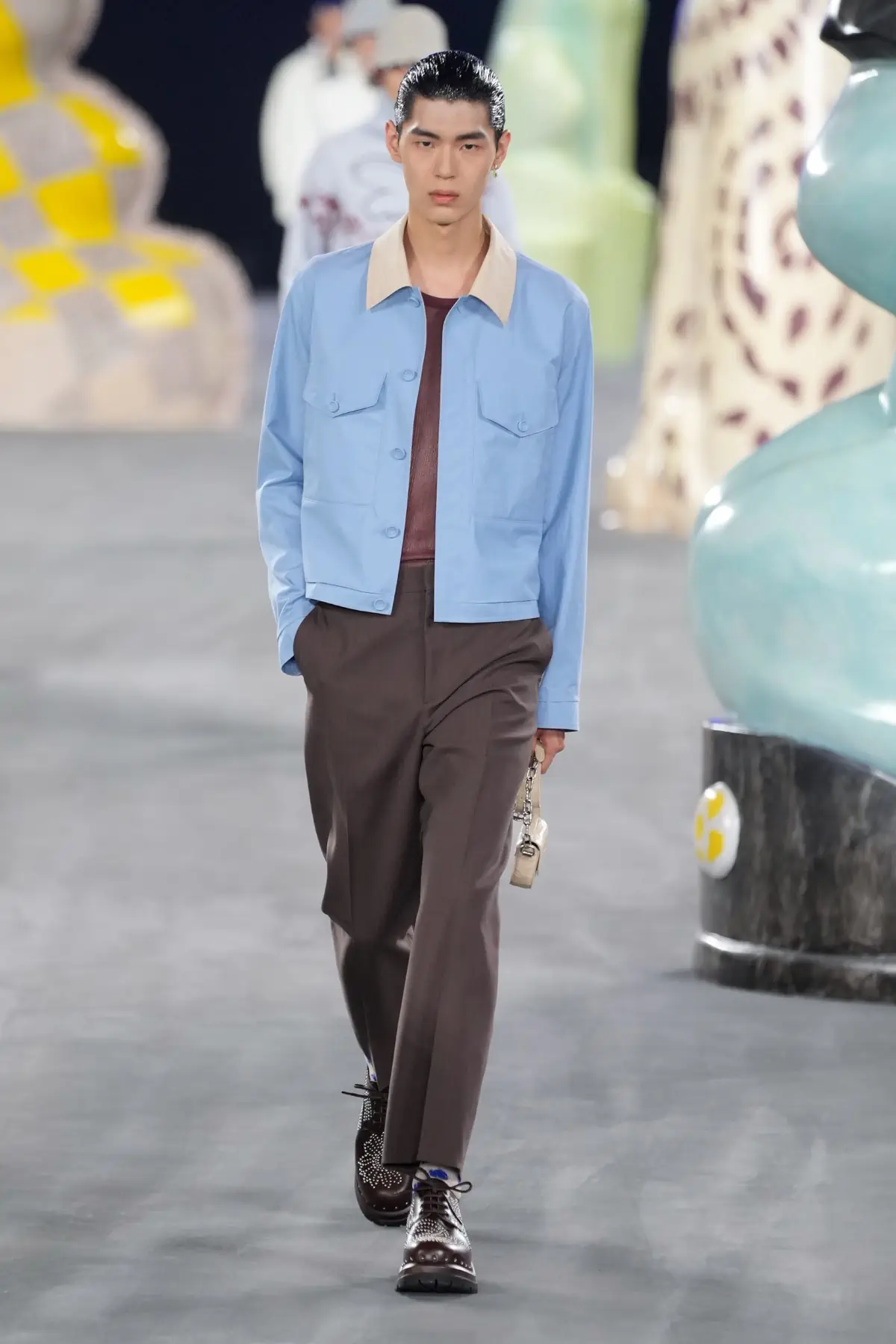 Kim Jones emmène DIOR Men en safari à travers l'artisanat et la camaraderie