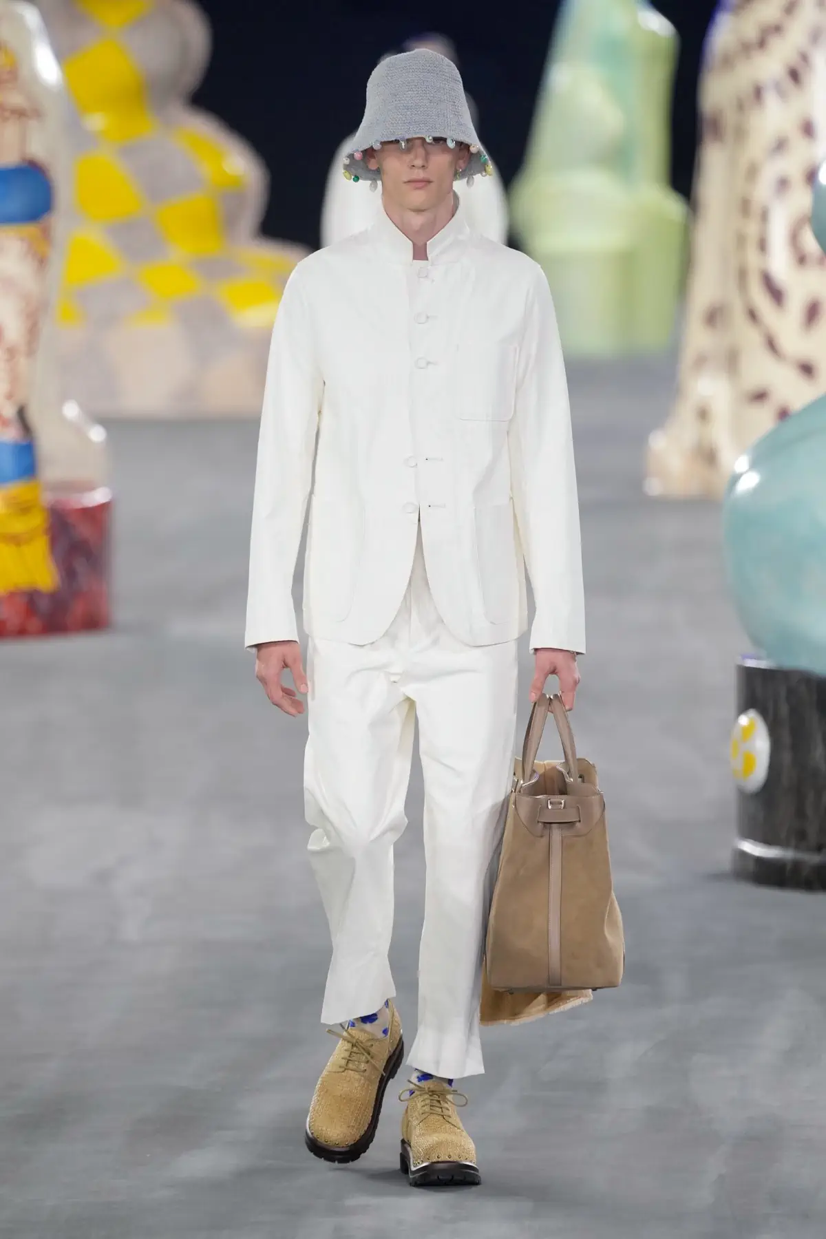 Kim Jones emmène DIOR Men en safari à travers l'artisanat et la camaraderie