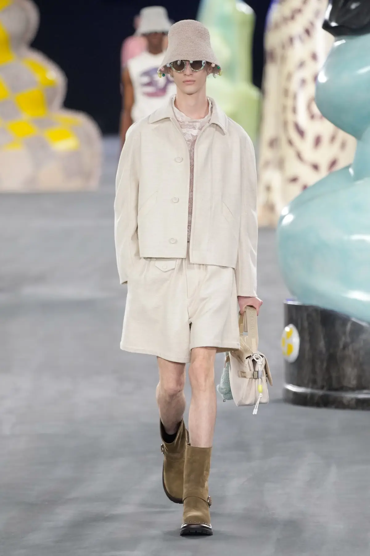 Kim Jones emmène DIOR Men en safari à travers l'artisanat et la camaraderie