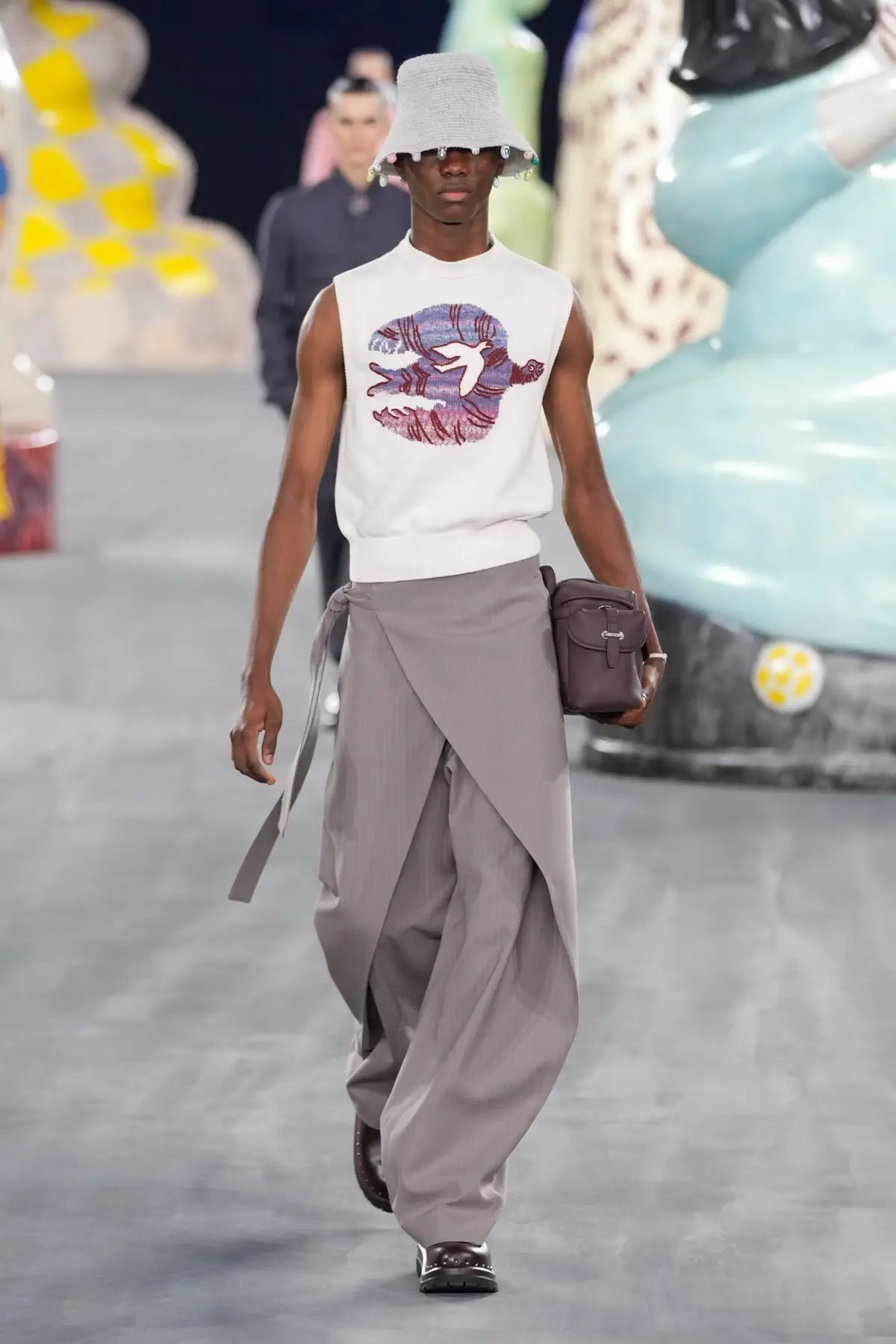 Kim Jones emmène DIOR Men en safari à travers l'artisanat et la camaraderie