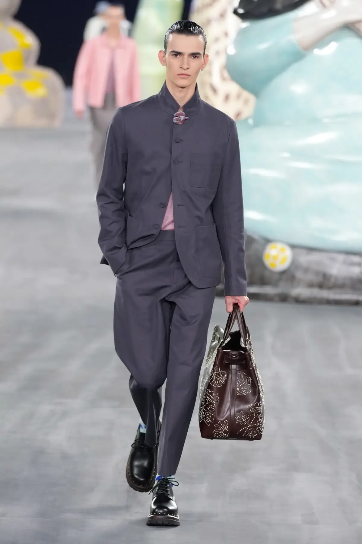 Kim Jones emmène DIOR Men en safari à travers l'artisanat et la camaraderie