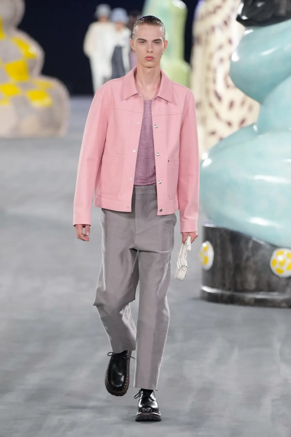 Kim Jones emmène DIOR Men en safari à travers l'artisanat et la camaraderie