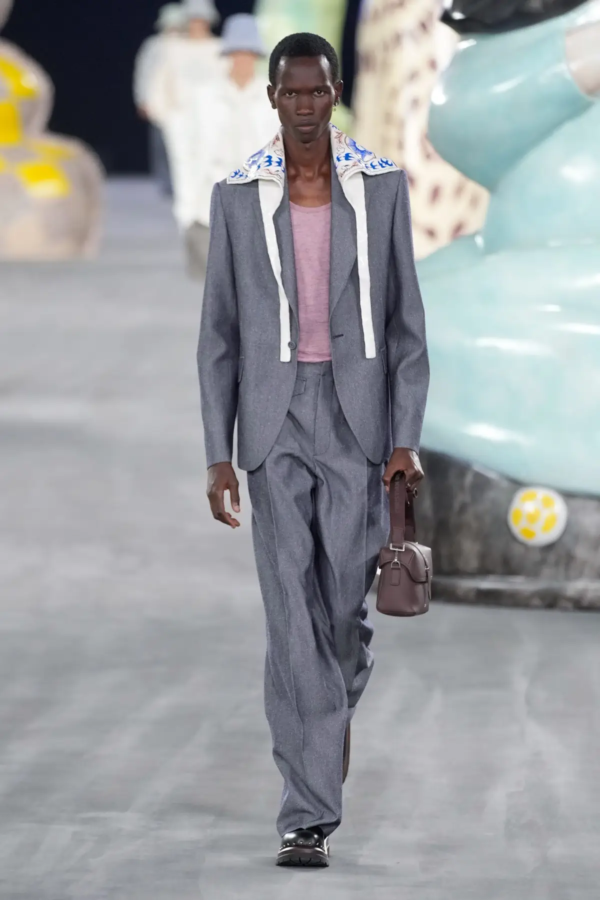 Kim Jones emmène DIOR Men en safari à travers l'artisanat et la camaraderie