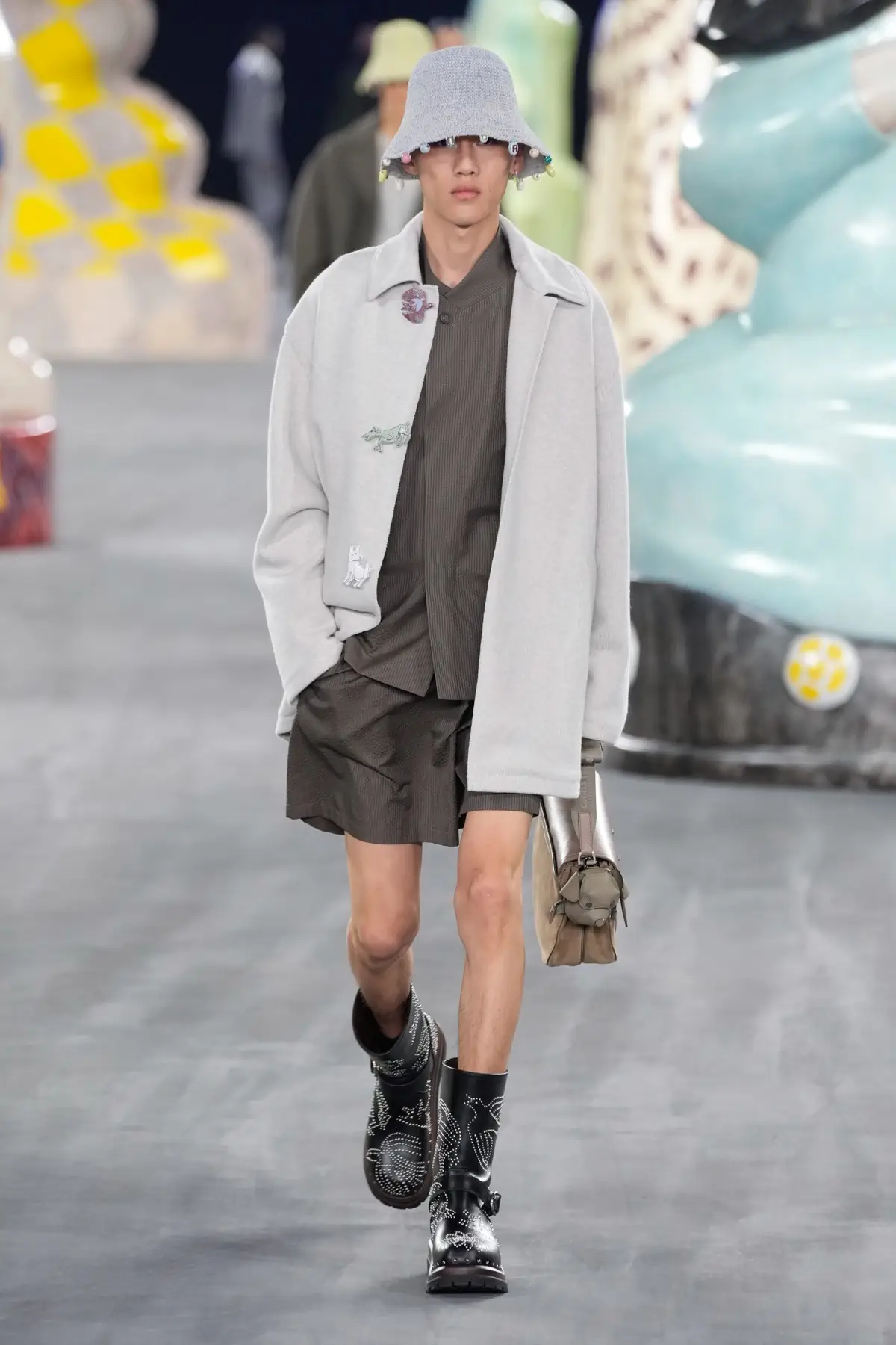 Kim Jones emmène DIOR Men en safari à travers l'artisanat et la camaraderie