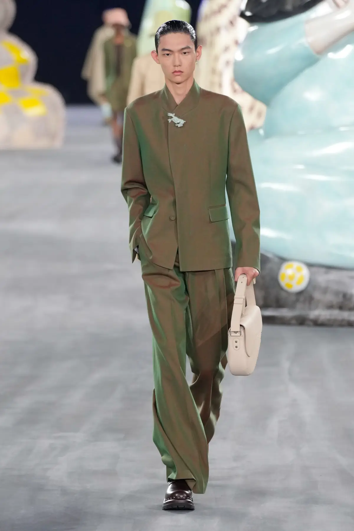 Kim Jones emmène DIOR Men en safari à travers l'artisanat et la camaraderie