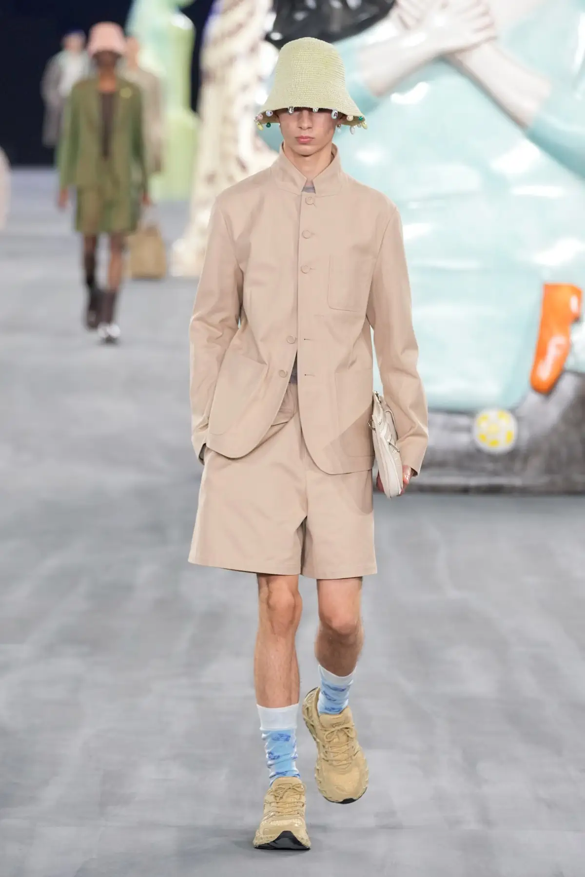 Kim Jones emmène DIOR Men en safari à travers l'artisanat et la camaraderie