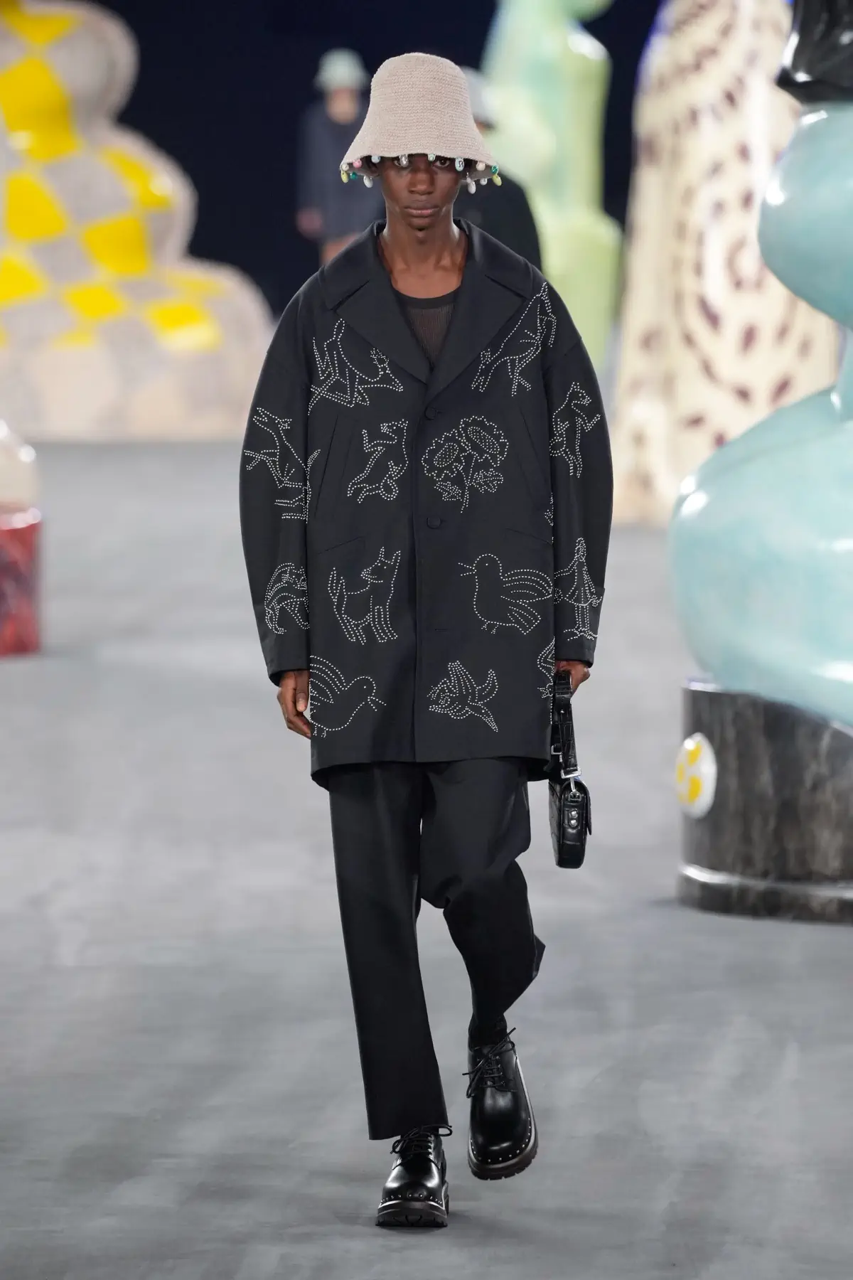 Kim Jones emmène DIOR Men en safari à travers l'artisanat et la camaraderie