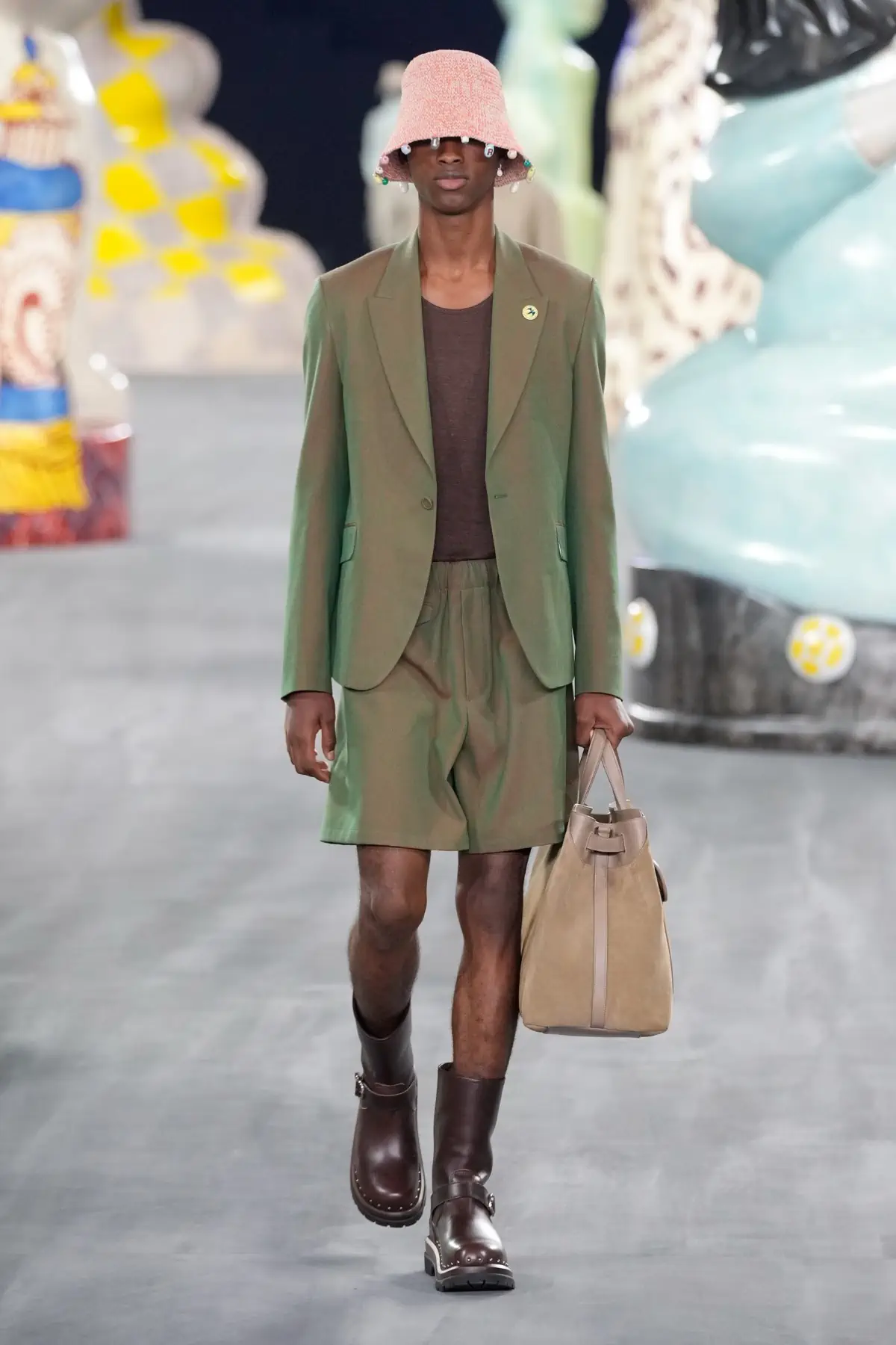 Kim Jones emmène DIOR Men en safari à travers l'artisanat et la camaraderie