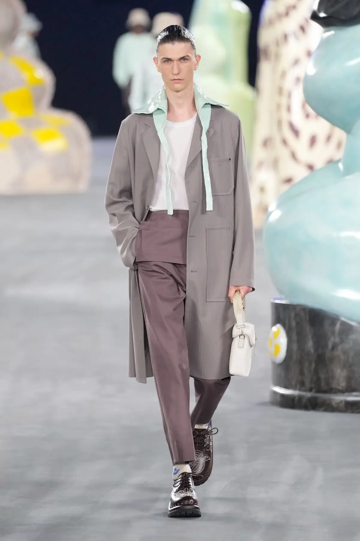 Kim Jones emmène DIOR Men en safari à travers l'artisanat et la camaraderie