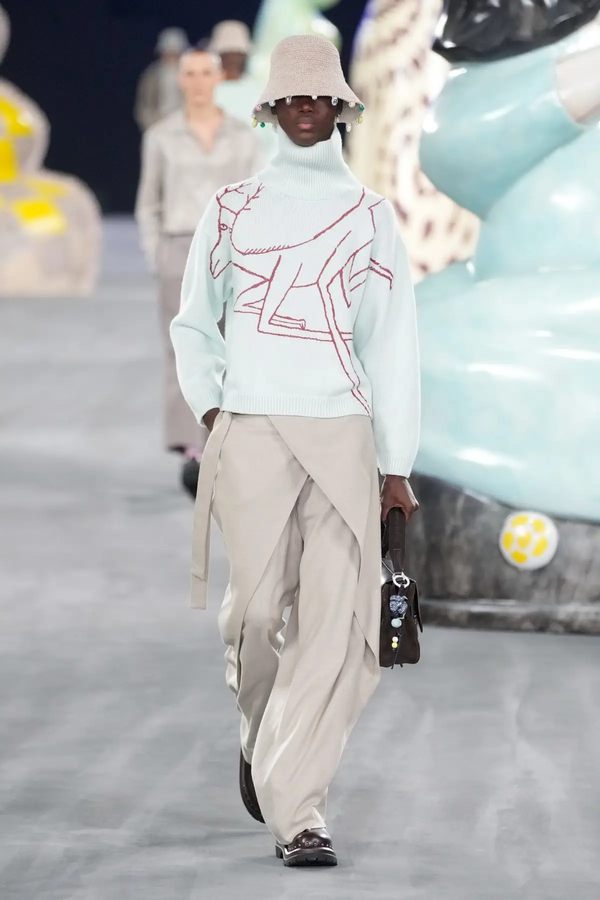 Kim Jones emmène DIOR Men en safari à travers l'artisanat et la camaraderie