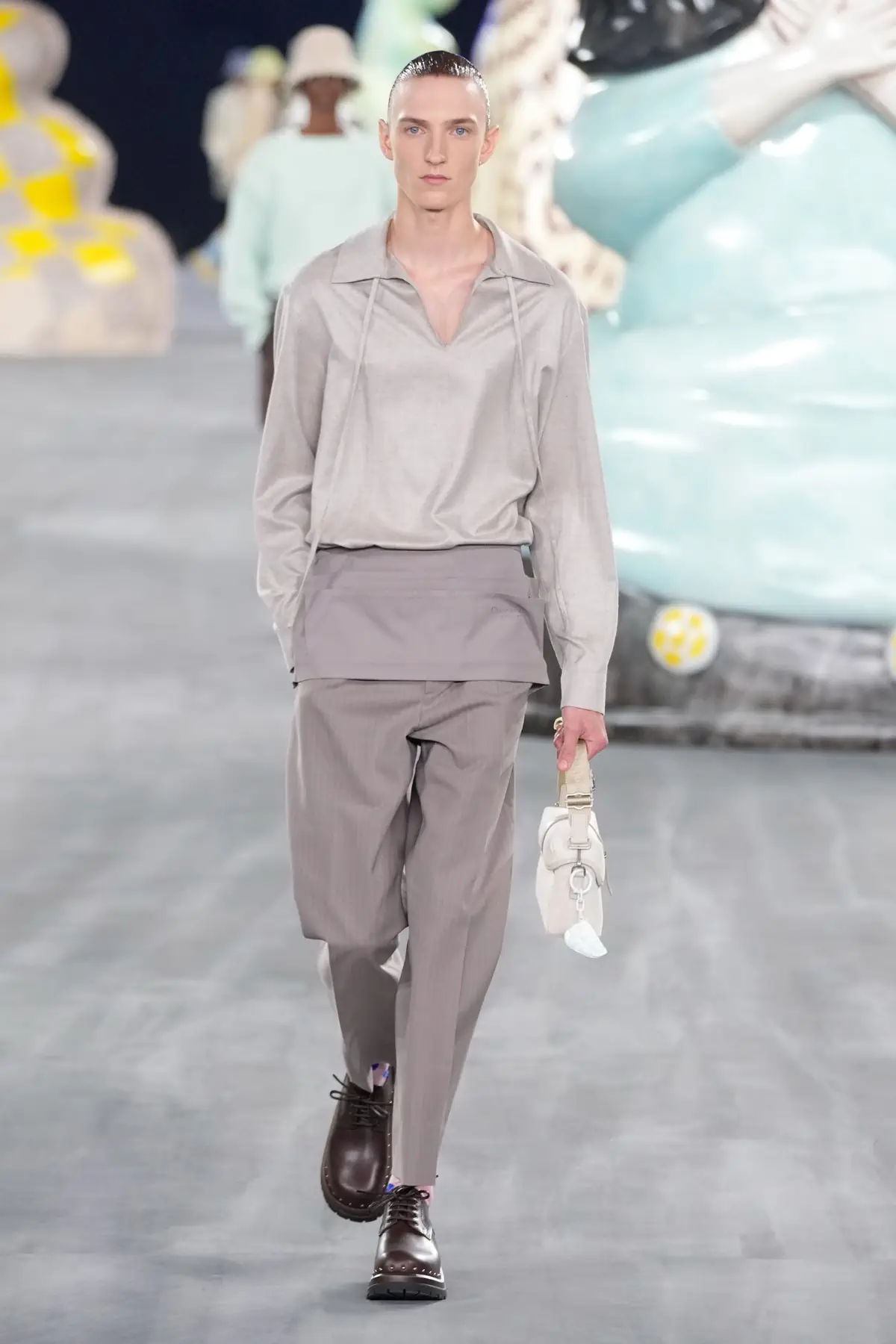 Kim Jones emmène DIOR Men en safari à travers l'artisanat et la camaraderie