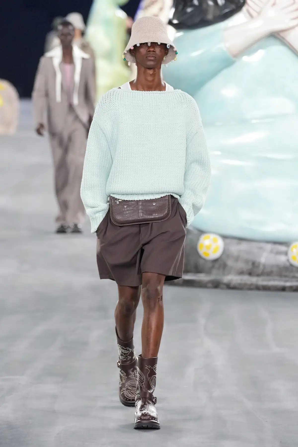 Kim Jones emmène DIOR Men en safari à travers l'artisanat et la camaraderie