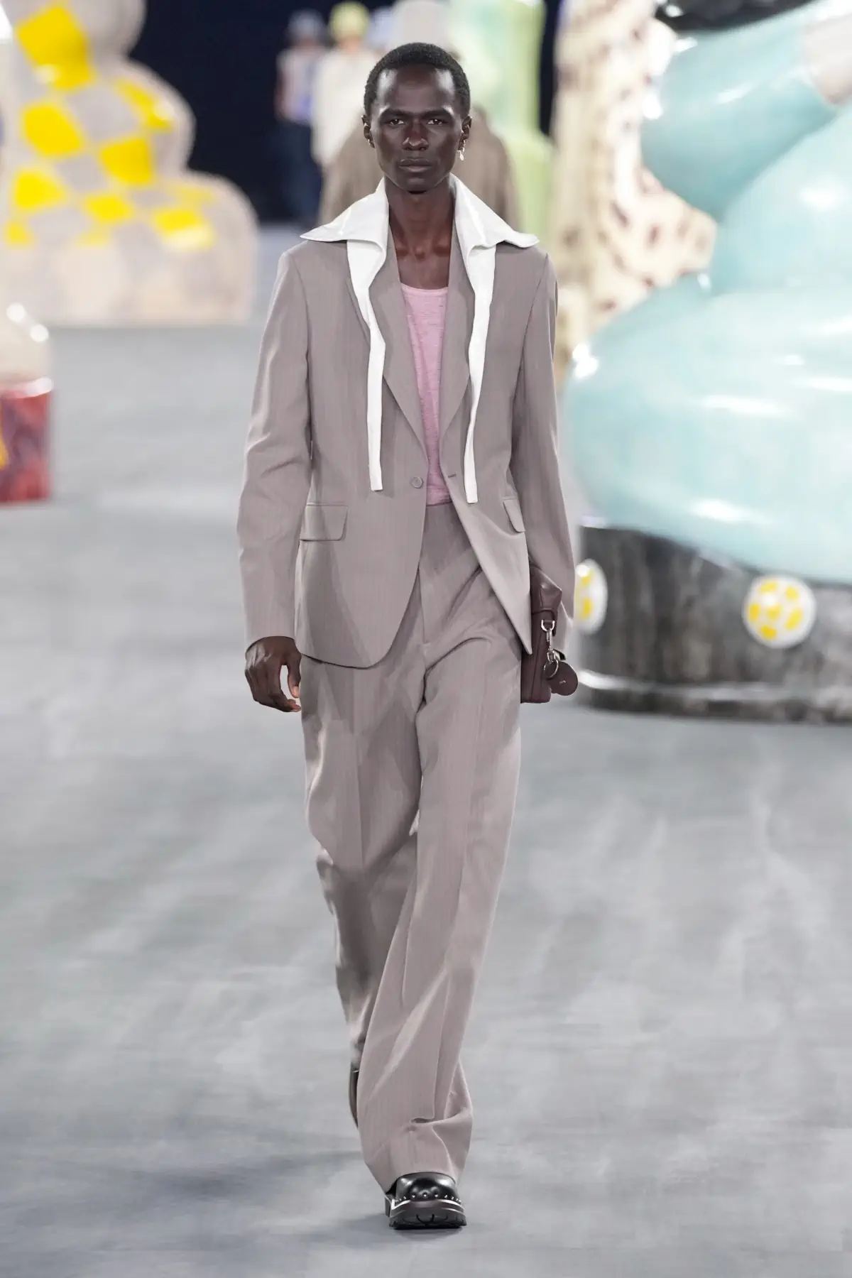 Kim Jones emmène DIOR Men en safari à travers l'artisanat et la camaraderie