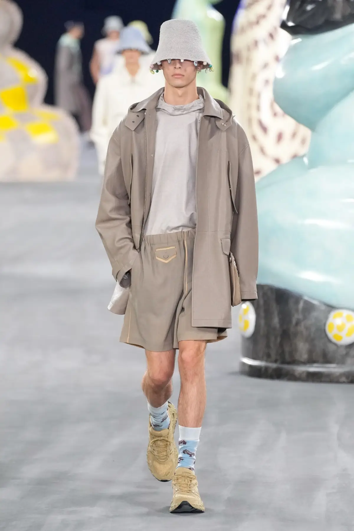 Kim Jones emmène DIOR Men en safari à travers l'artisanat et la camaraderie