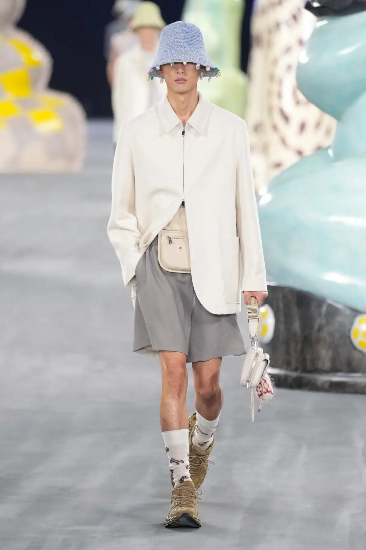 Kim Jones emmène DIOR Men en safari à travers l'artisanat et la camaraderie