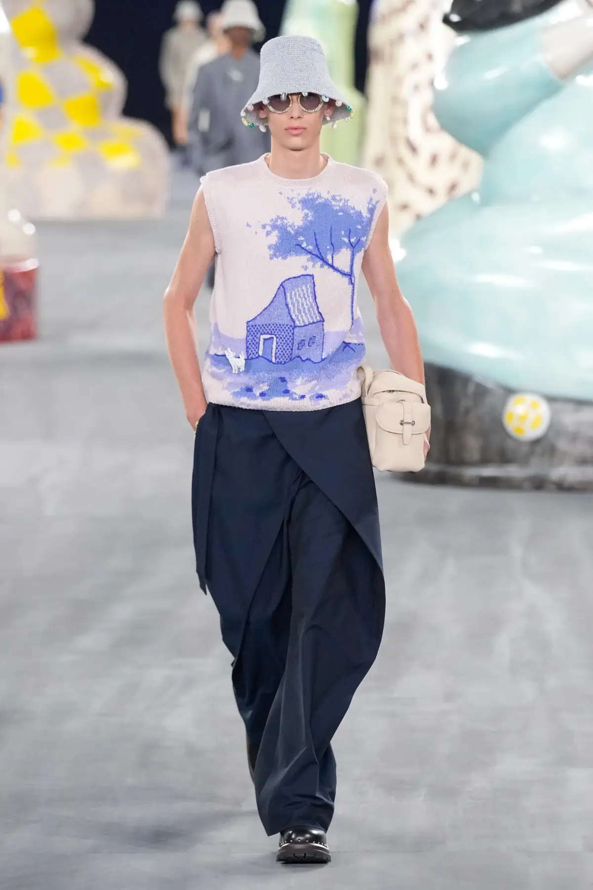 Kim Jones emmène DIOR Men en safari à travers l'artisanat et la camaraderie