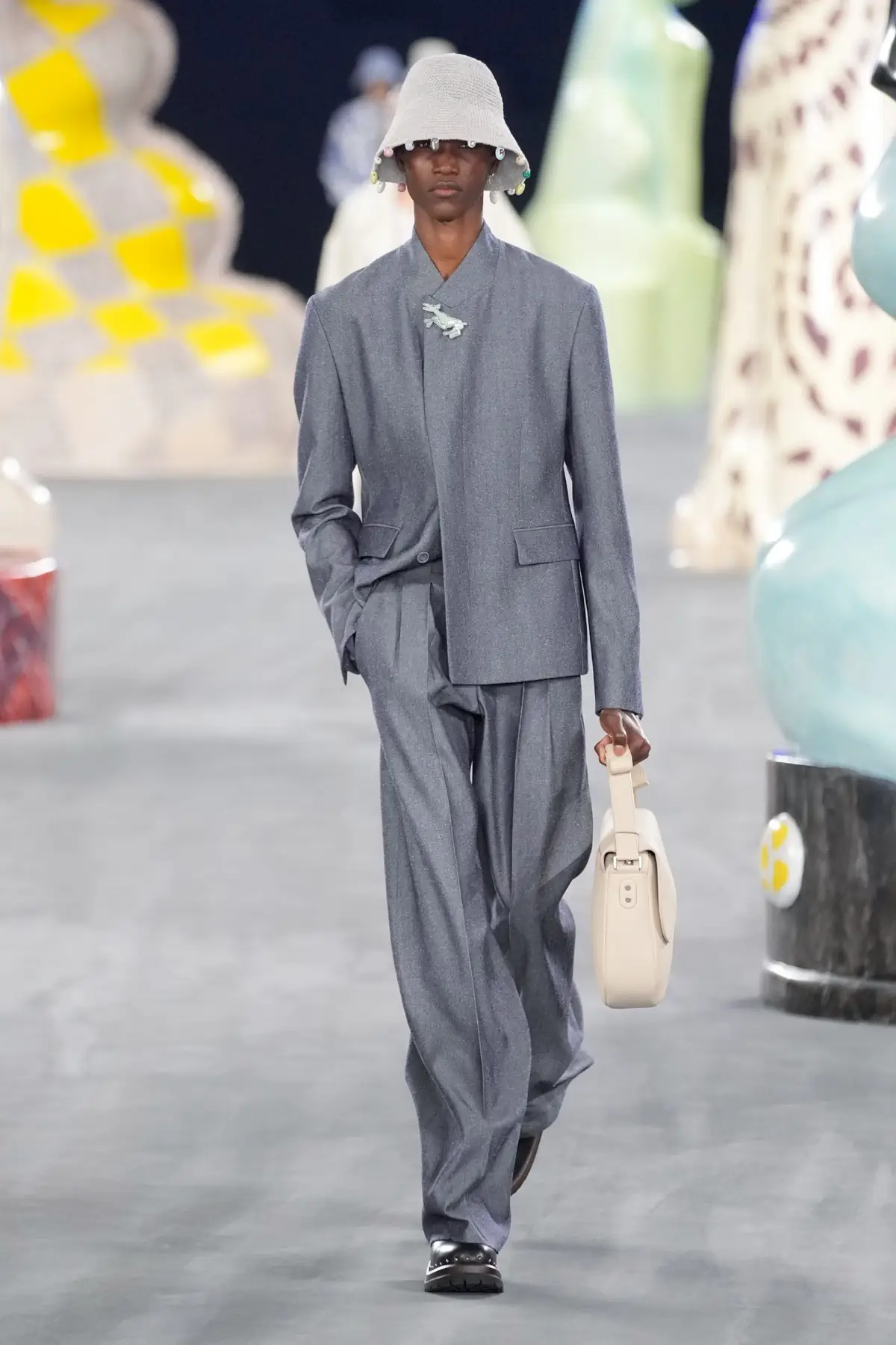 Kim Jones emmène DIOR Men en safari à travers l'artisanat et la camaraderie