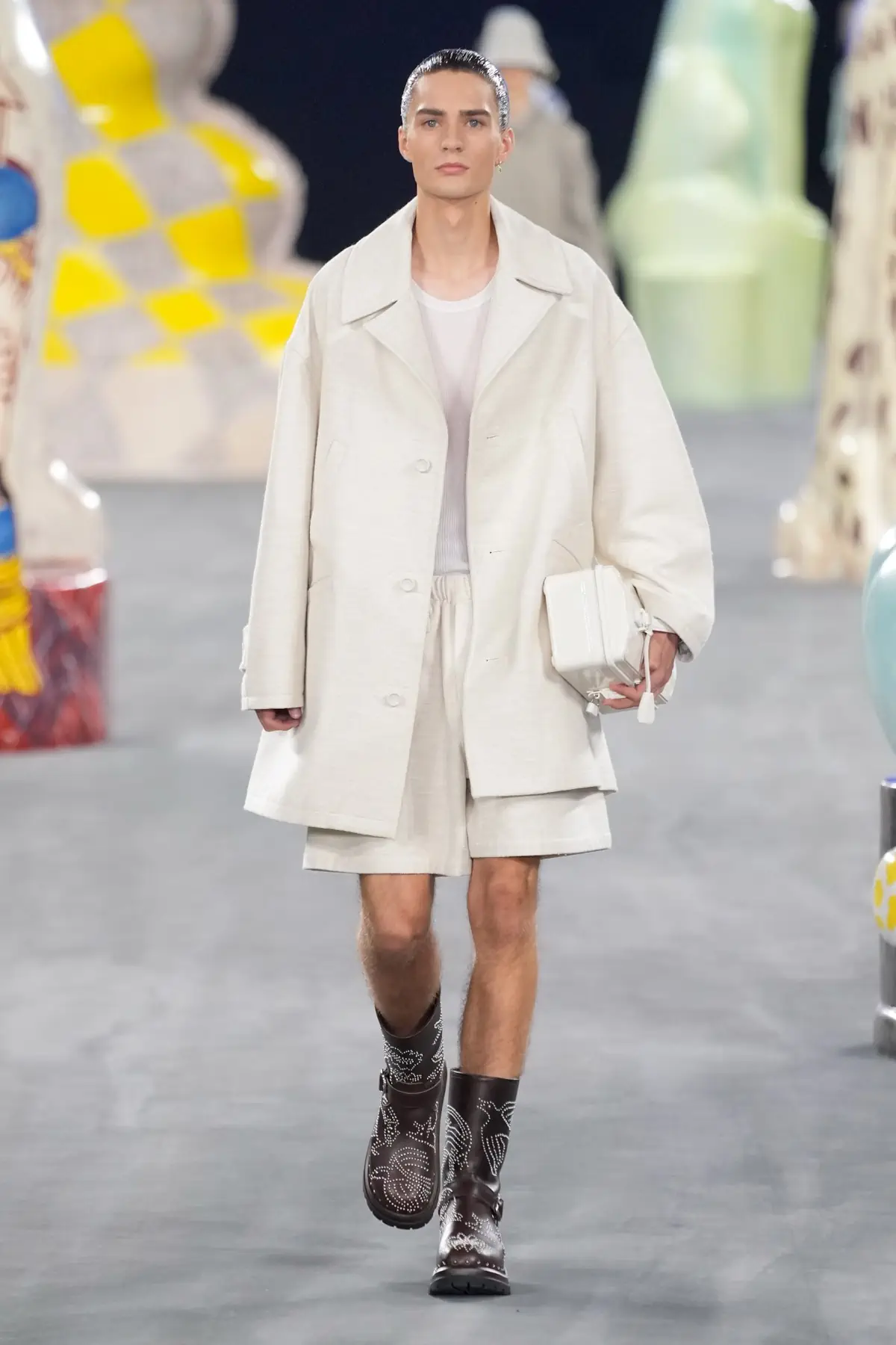 Kim Jones emmène DIOR Men en safari à travers l'artisanat et la camaraderie