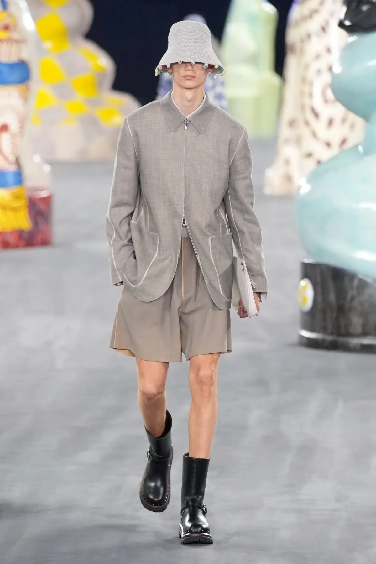 Kim Jones emmène DIOR Men en safari à travers l'artisanat et la camaraderie