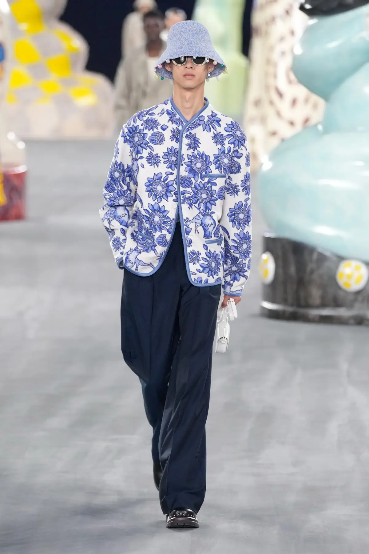 Kim Jones emmène DIOR Men en safari à travers l'artisanat et la camaraderie