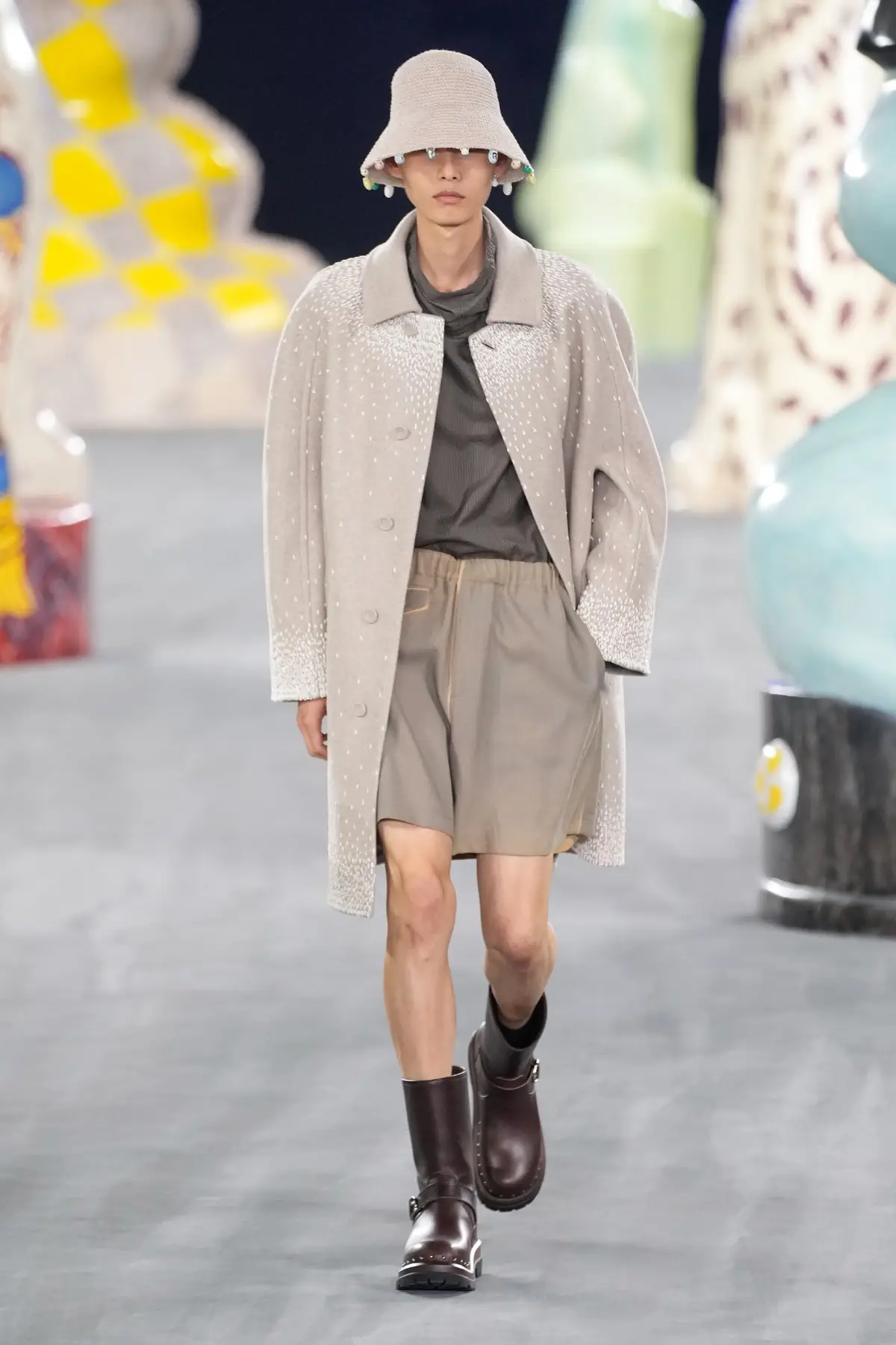 Kim Jones emmène DIOR Men en safari à travers l'artisanat et la camaraderie