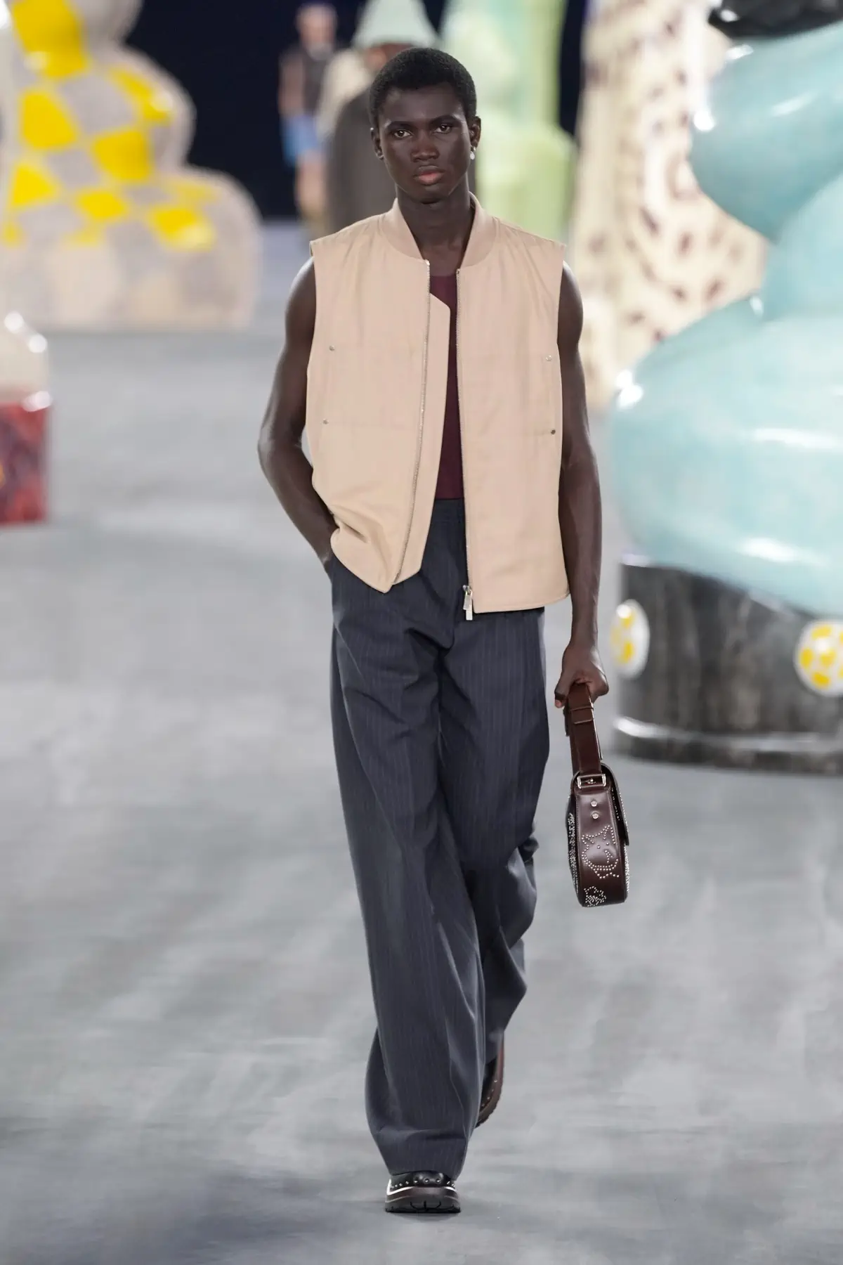 Kim Jones emmène DIOR Men en safari à travers l'artisanat et la camaraderie