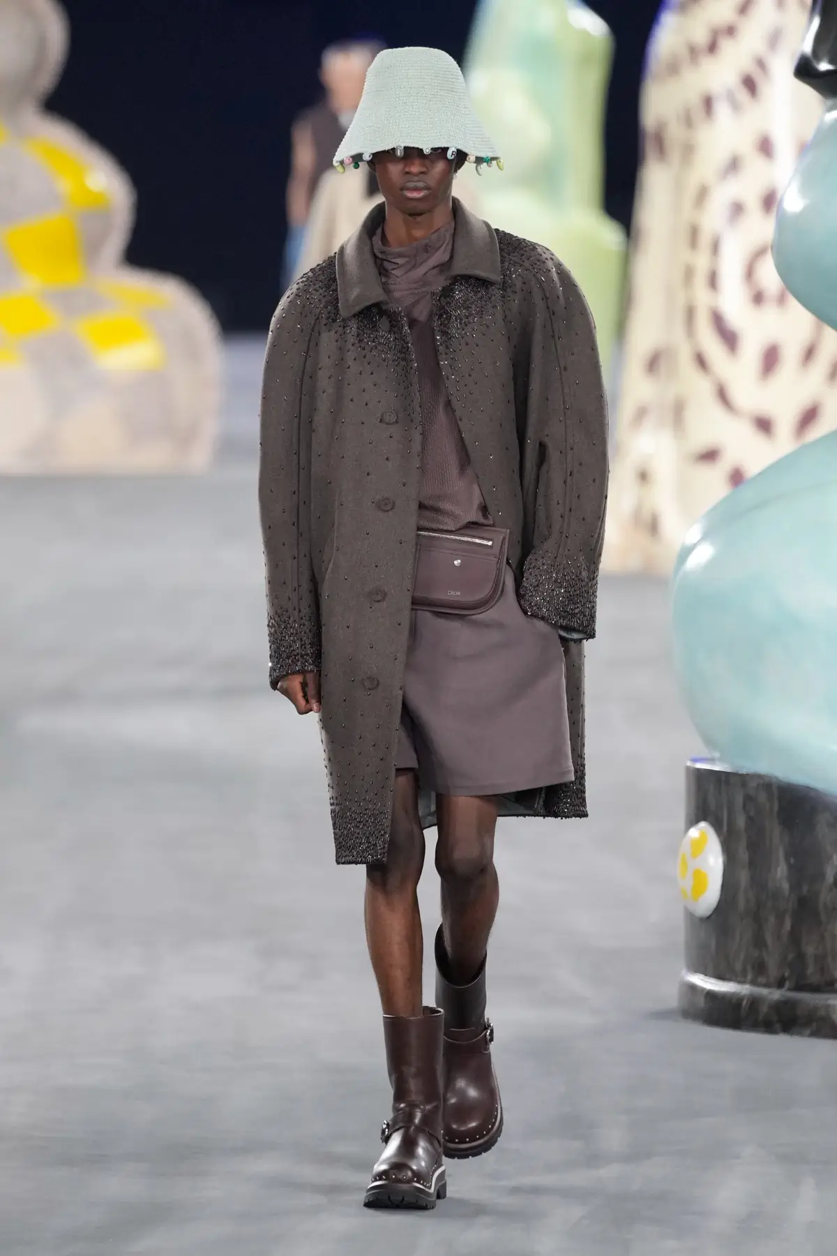 Kim Jones emmène DIOR Men en safari à travers l'artisanat et la camaraderie