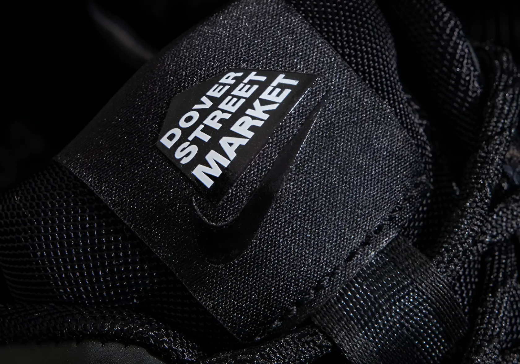 Dover Street Market habille la Nike Zoom Vomero 5 d'une élégance énigmatique toute noire