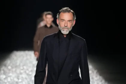 Dries Van Noten fait ses adieux avec un défilé pour l'éternité