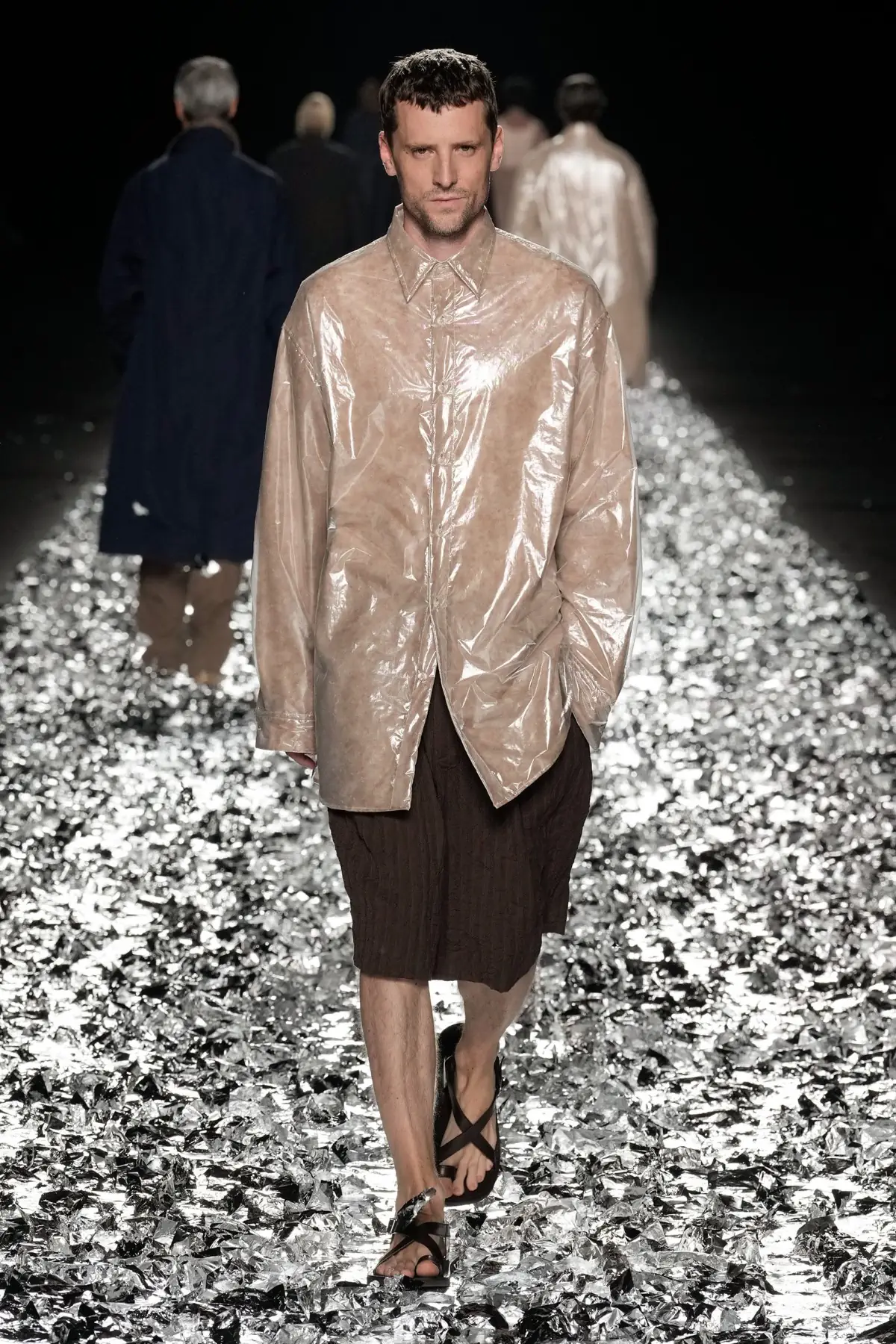 Dries Van Noten fait ses adieux avec un défilé pour l'éternité