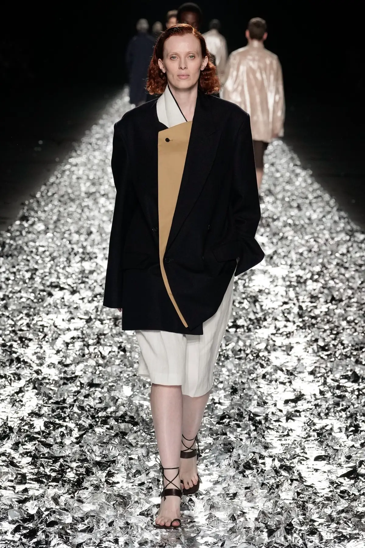Dries Van Noten fait ses adieux avec un défilé pour l'éternité