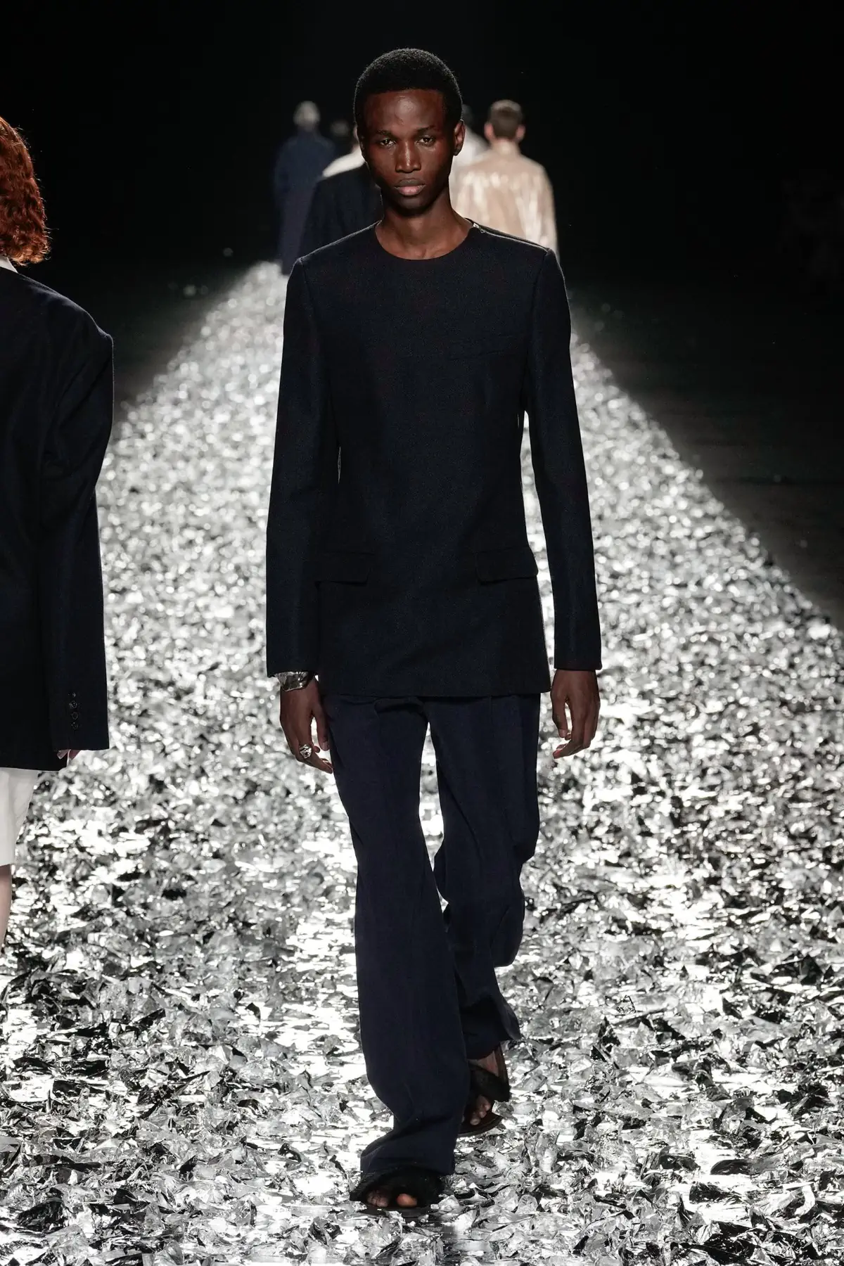 Dries Van Noten fait ses adieux avec un défilé pour l'éternité