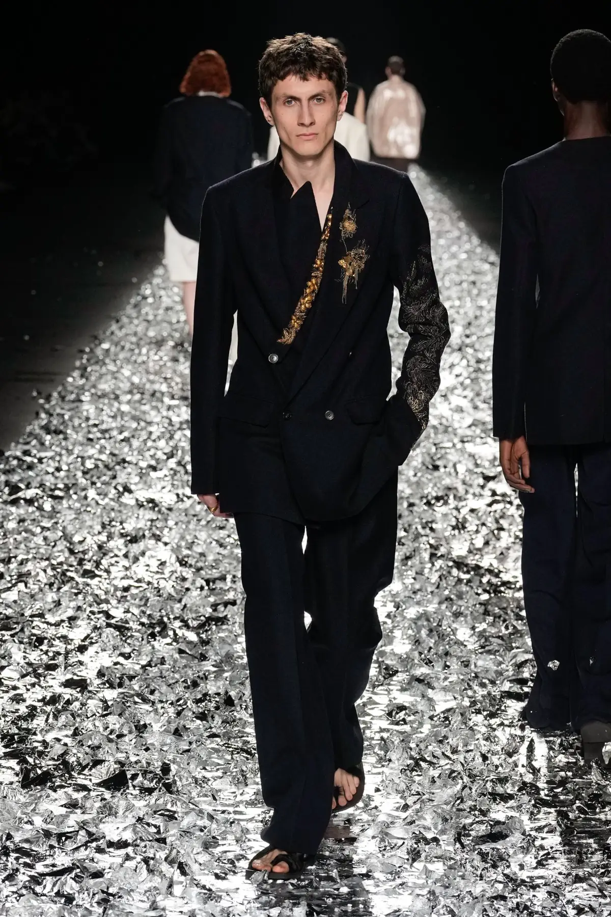 Dries Van Noten fait ses adieux avec un défilé pour l'éternité