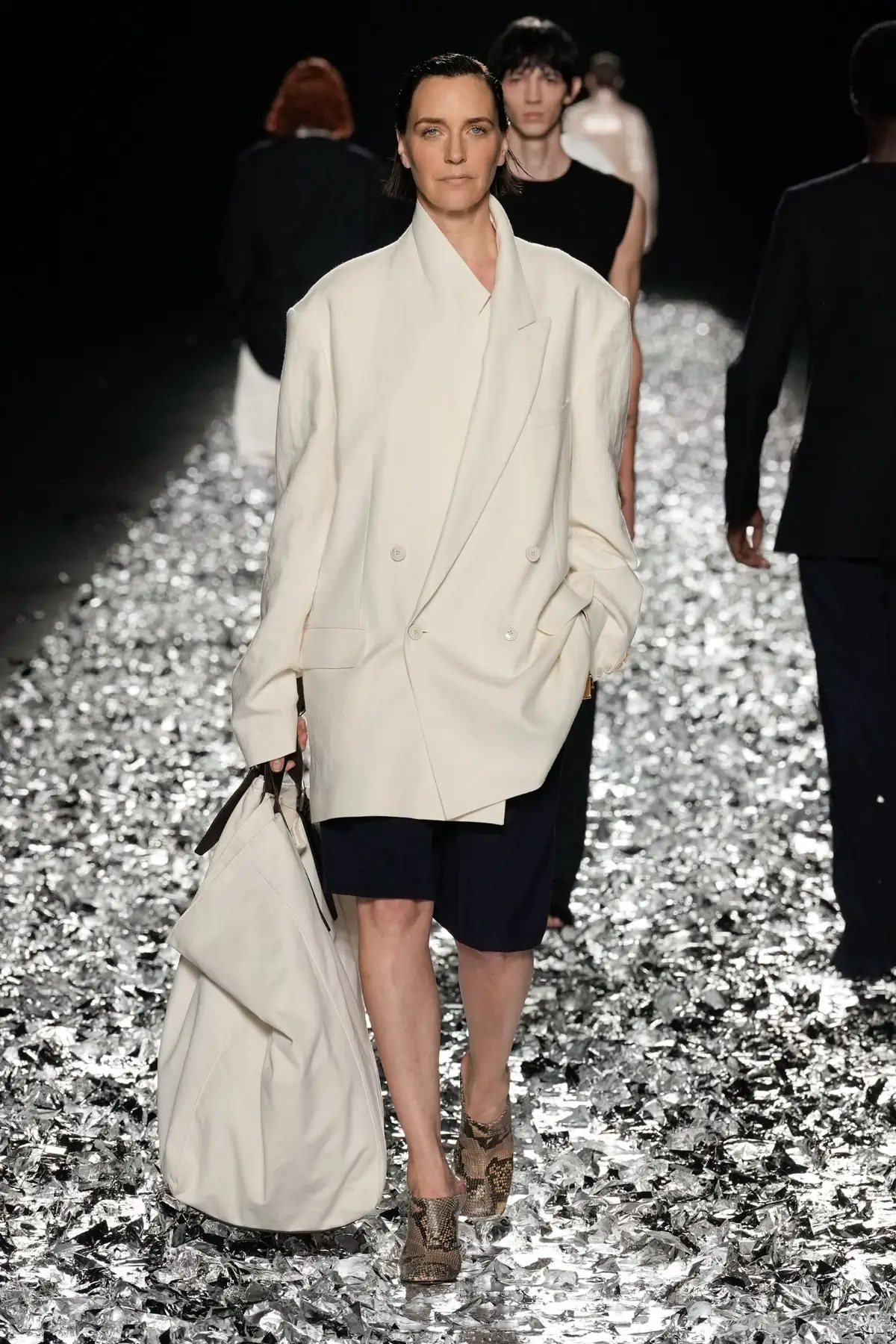 Dries Van Noten fait ses adieux avec un défilé pour l'éternité